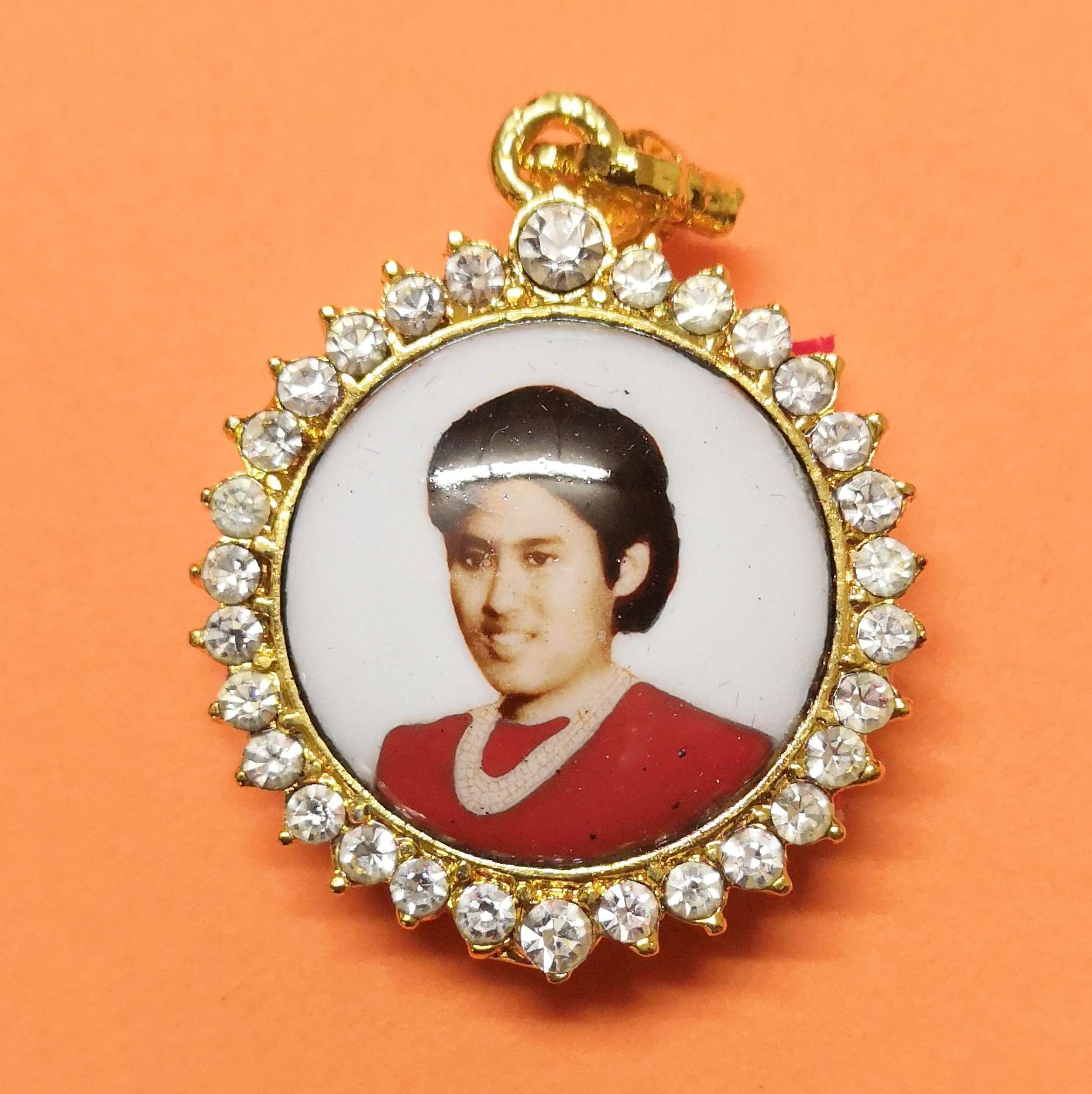 ล็อกเก็ต สมเด็จพระเทพรัตนราชสุดา ที่ระลึกเสด็จพระราชดำเนิน ถวายผ้าพระกฐิน ณ วัดประยูรวงศาวาส พศ 2533 ขนาด 2.8 เซน พร้อมกล่องเดิม