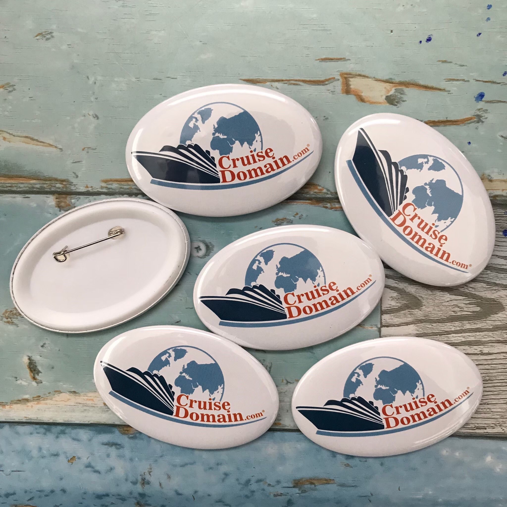 เข็มกลัดวงรีพลาสติกขนาด 4x6cm รับผลิตเข็มกลัดวงรี