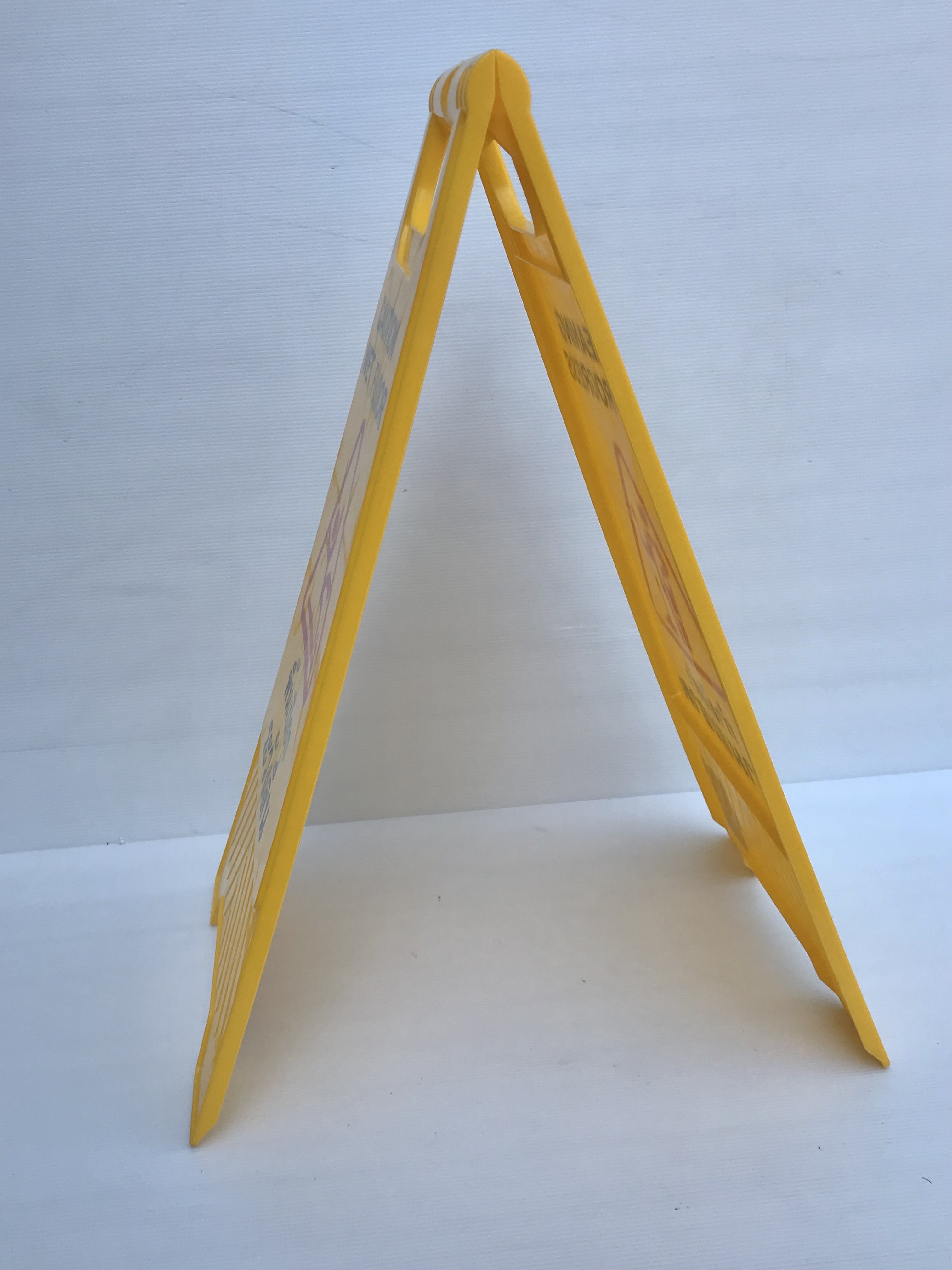 ป้ายเตือน พื้นเปียกระวังลื่น