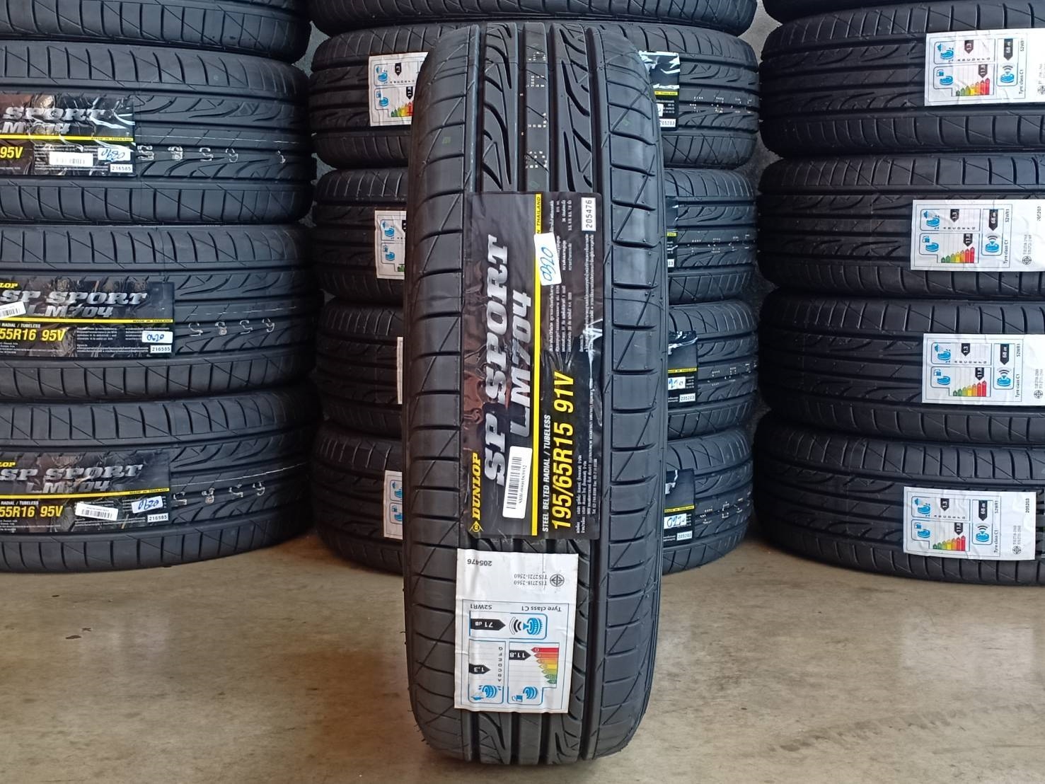 DUNLOP LM704 195/65-15 ราคาพิเศษ ปีใหม่กว่า ราคาถูกกว่าเดิม