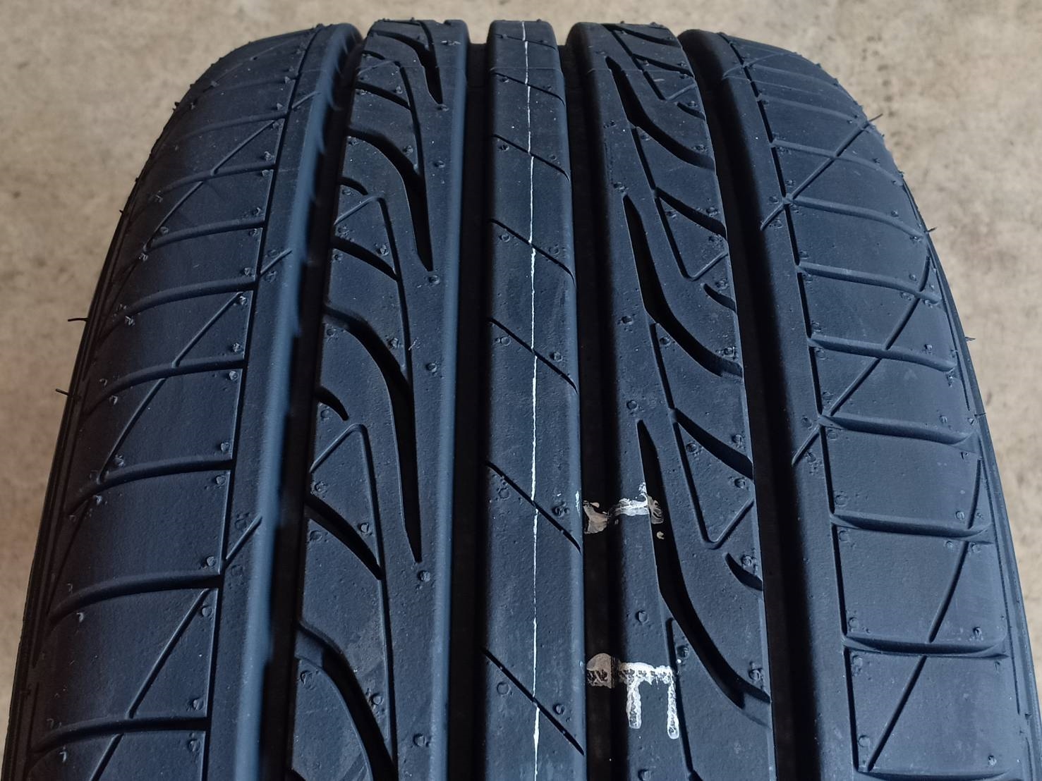 DUNLOP LM704 225/55-16 ราคาพิเศษ ปีใหม่กว่า ราคาถูกกว่าเดิม