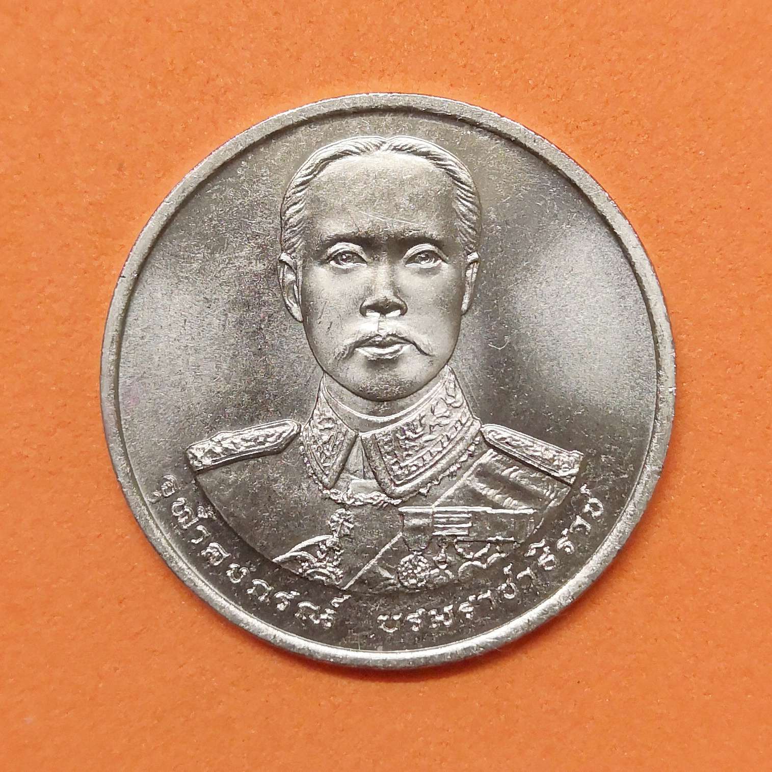 เหรียญ รัชกาลที่ 5 ที่ระลึกเปิดอาคารเรียนมหาจุฬาลงกรณราชวิทยาลัย (มจร) พิธีชัยมังคลาภิเษก ณ วัดพระศรีรัตนศาสดาราม พศ 2539 เนื้อนิกเกิล ขนาด 2.6 เซน