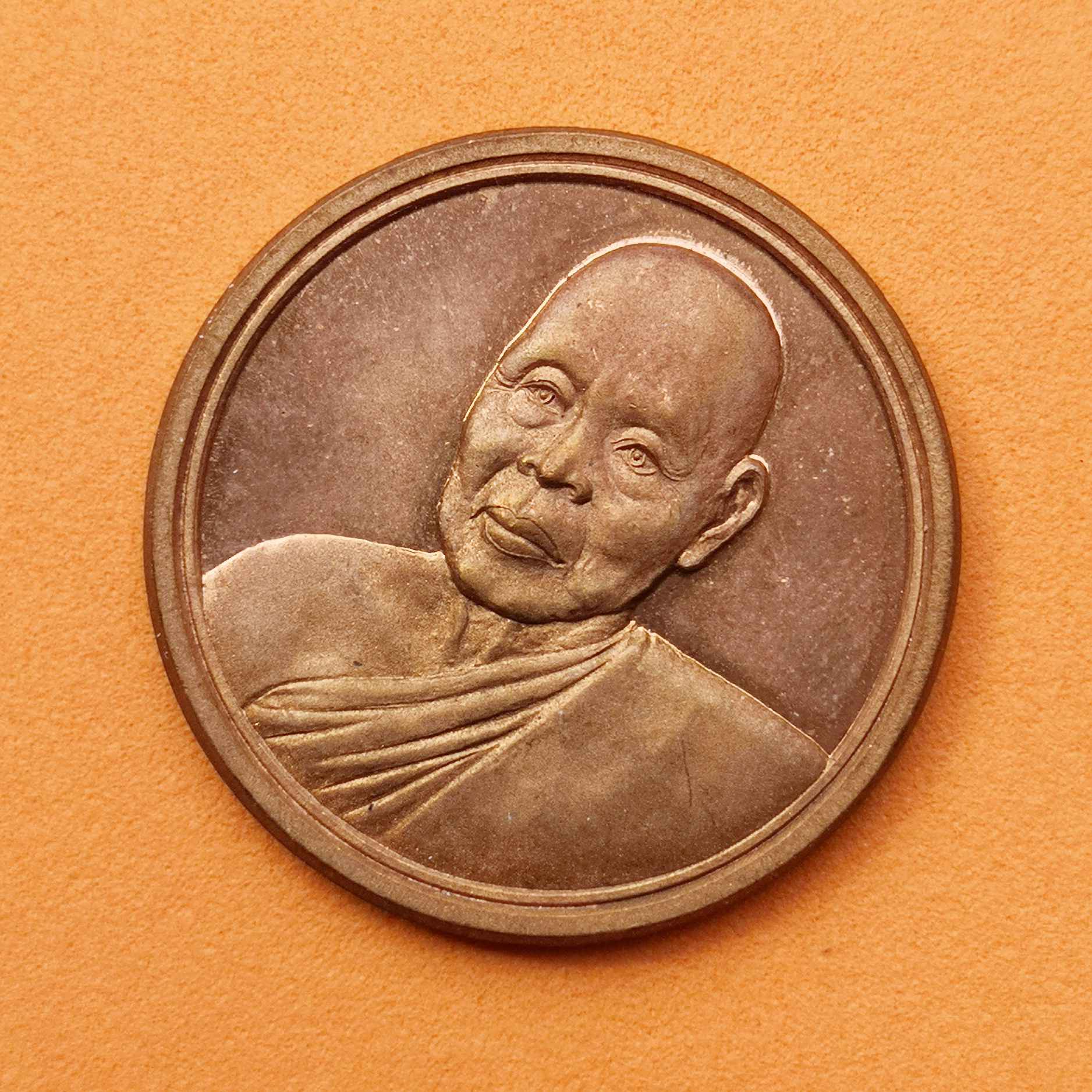 เหรียญ หลวงปู่ศรีจันทร์ วัณณาโภ วัดศรีสุทธาวาส (เลยหลง) จ.เลย ที่ระลึกฉลองสิริราชสมบัติ ครบ 50 ปี พศ 2539 เนื้อทองแดง ขนาด 2.8 เซน มีตอกโค้ดและหมายเลขกำกับ