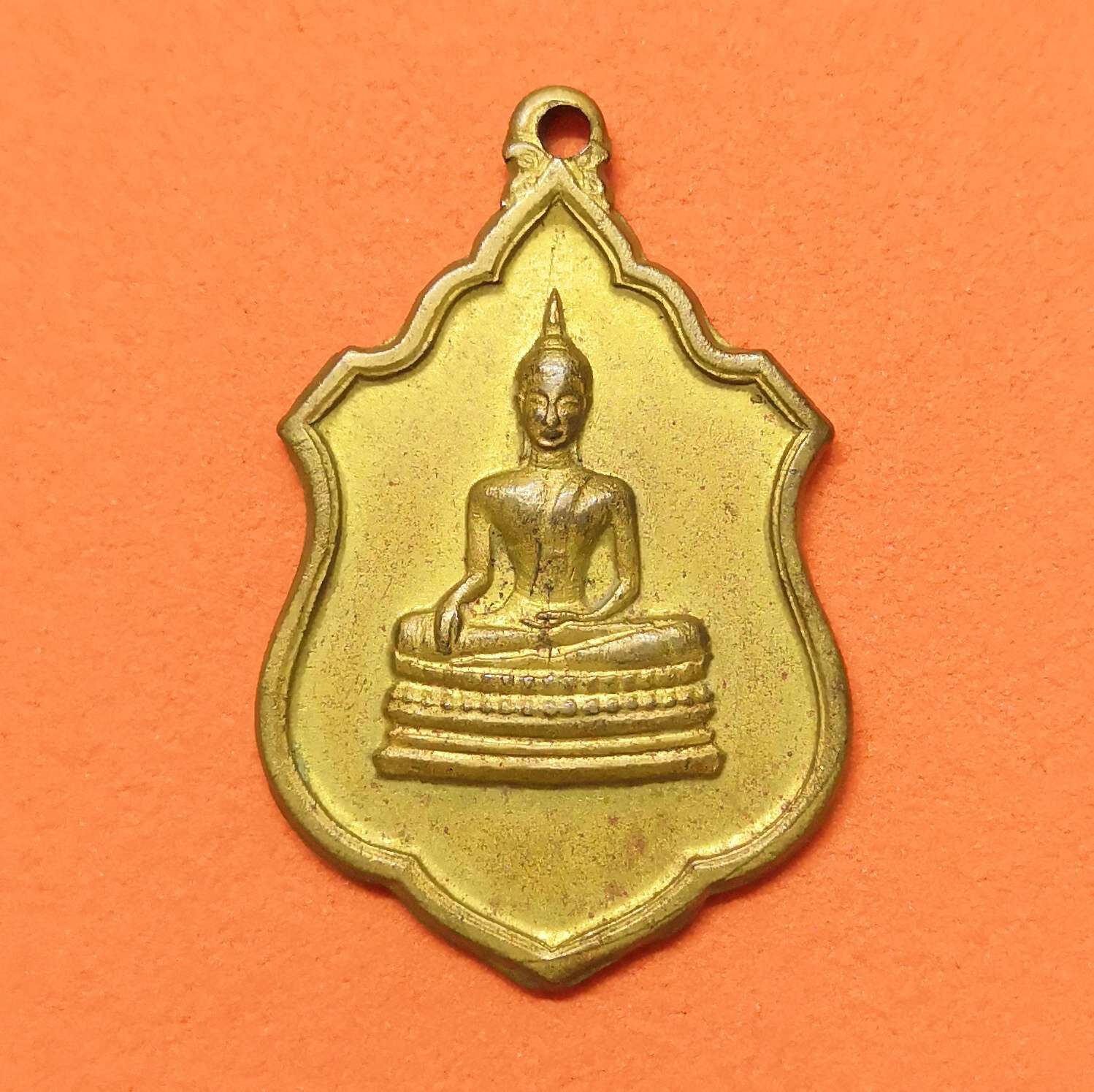 เหรียญ พระพุทธมงคลนิมิต ที่ระลึกเสด็จพระราชดำเนินเปิดพิพิธภัณฑ์ ผูกพัทธสีมา วัดโบสถ์ สิงห์บุรี 2517 เนื้อทองเหลือง สูง 2.7 เซน