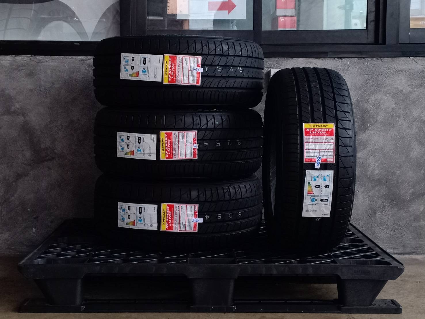 DUNLOP 225/40R18 SP SPORT LM705 92W XL MADE IN THAILAND