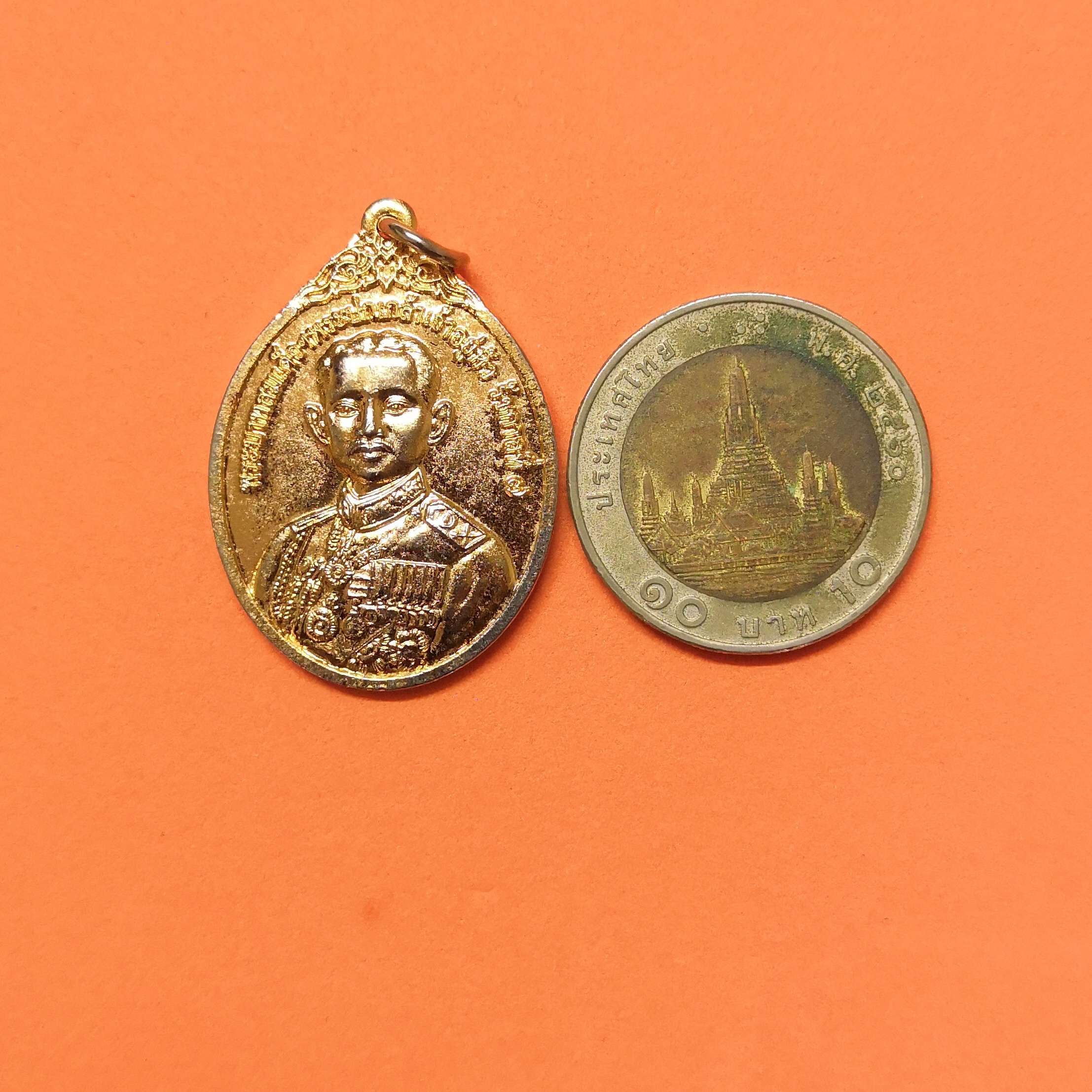 เหรียญพระบาทสมเด็จพระปกเกล้าเจ้าอยู่หัว รัชกาลที่ 7 ด้านหลังพระปรมาภิไธย ปปร กองพลทหารปืนใหญ่ต่อสู้อากาศยาน จัดสร้าง เนื้อกะไหล่ทอง สูง 3 เซน