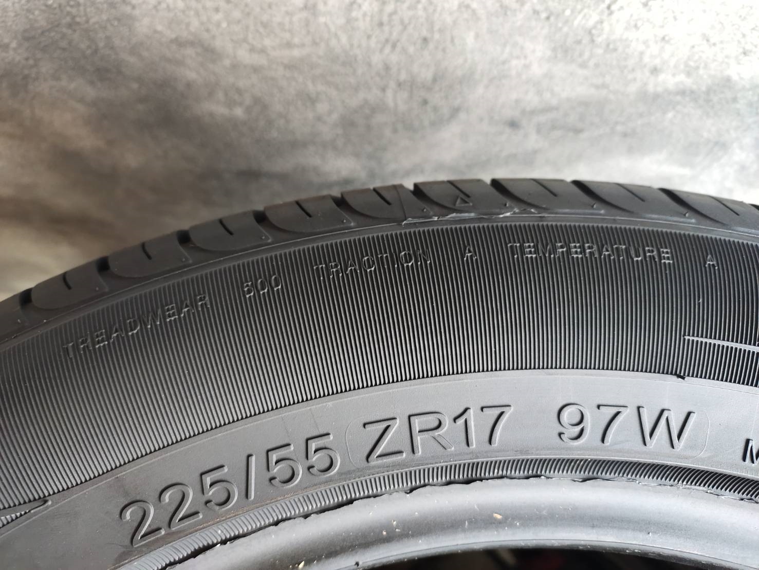 DEESTONE CARREARAS R702 225/55ZR17 97W TW:500 TRACTION:A TEMP:A MAXLOAD 730KG Y:0320