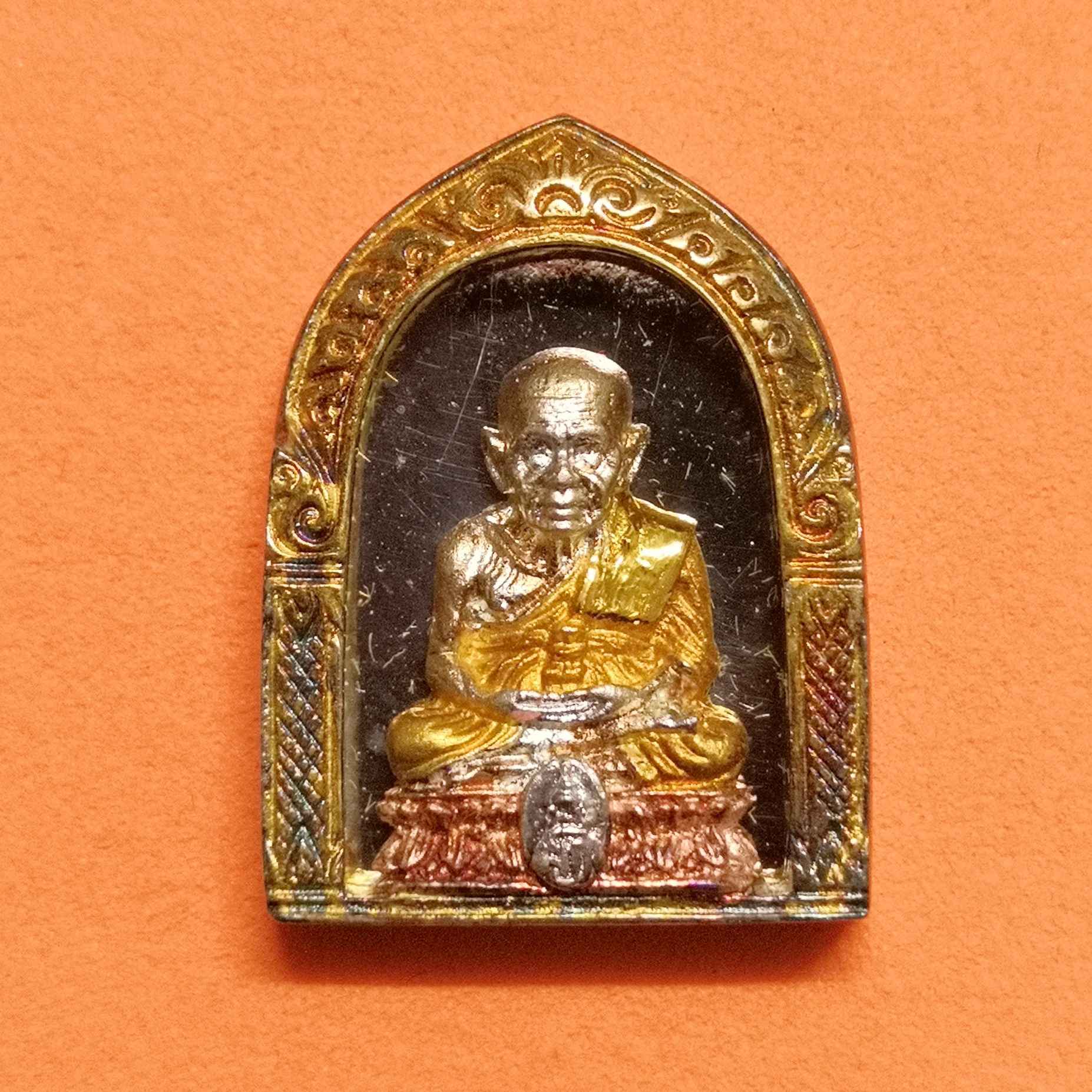 เหรียญเนื้อเงินสามกษัตริย์ หลวงปู่ทวด มวก รุ่น ประวัติศาสตร์เฉลิมพระเกียรติ รัชกาลที่ 10 เนื่องในวโรกาส ทรงเจริญพระชนมายุครบ 50 พรรษา ในปี พศ 2545 ขนาดสูง 2.3 เซน พร้อมกล่องเดิม