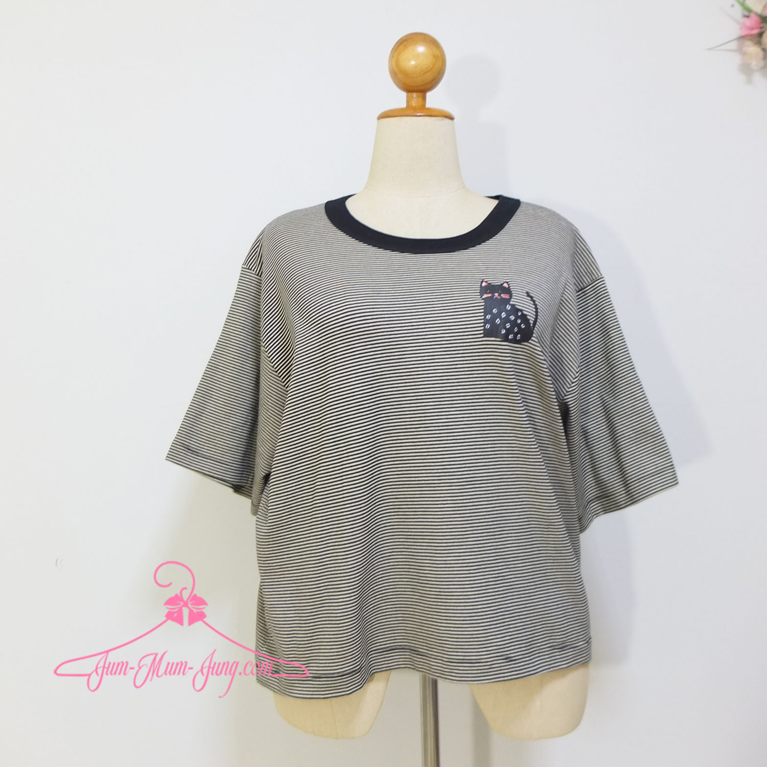 *อก52-54นิ้ว*เสื้อคนอ้วนผ้ายืดลายริ้วสีเทา-ดำสกรีนลายแมว เนื้อผ้ายืดได้เยอะ สวยน่ารักมากๆค่ะ