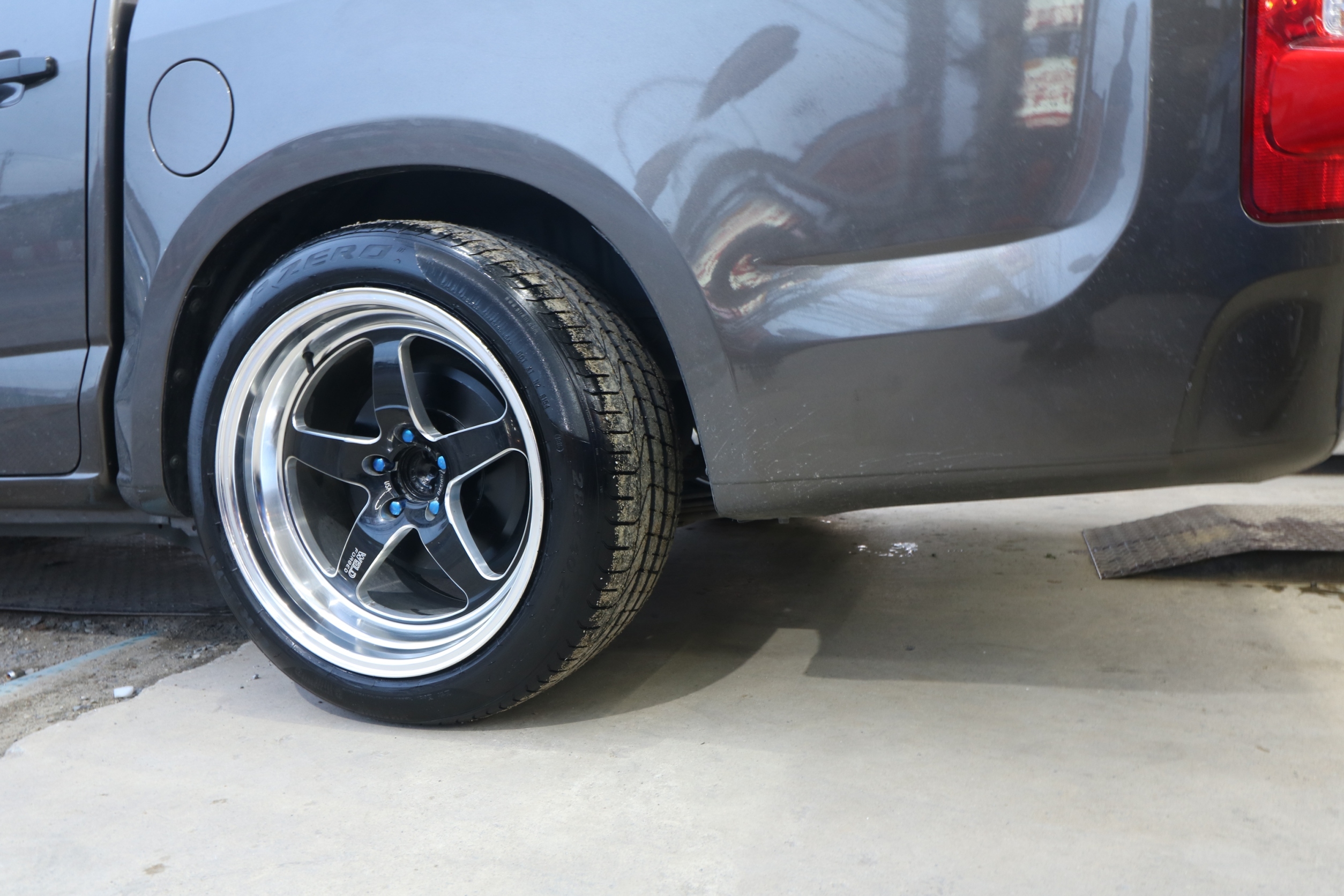 PIRELLI PZERO 285/40-19 เสน้ 3,xxx ปกติ 20000 ยางใหม่ปี16 ลดราคาพิเศษ