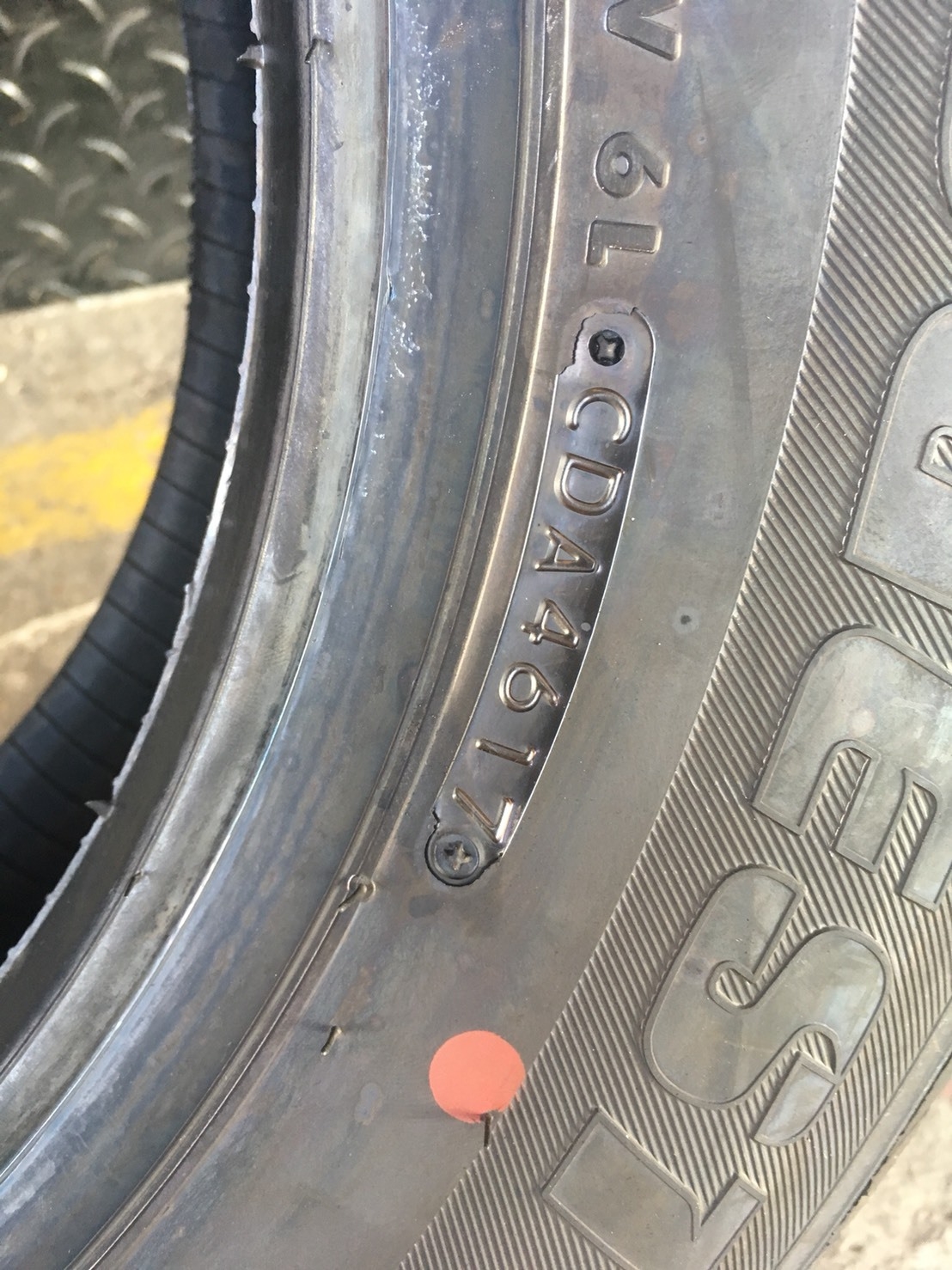 BRIDGESTONE R611 215-70-15 เส้น 2500 บาท ปี17 ปกติ 3500