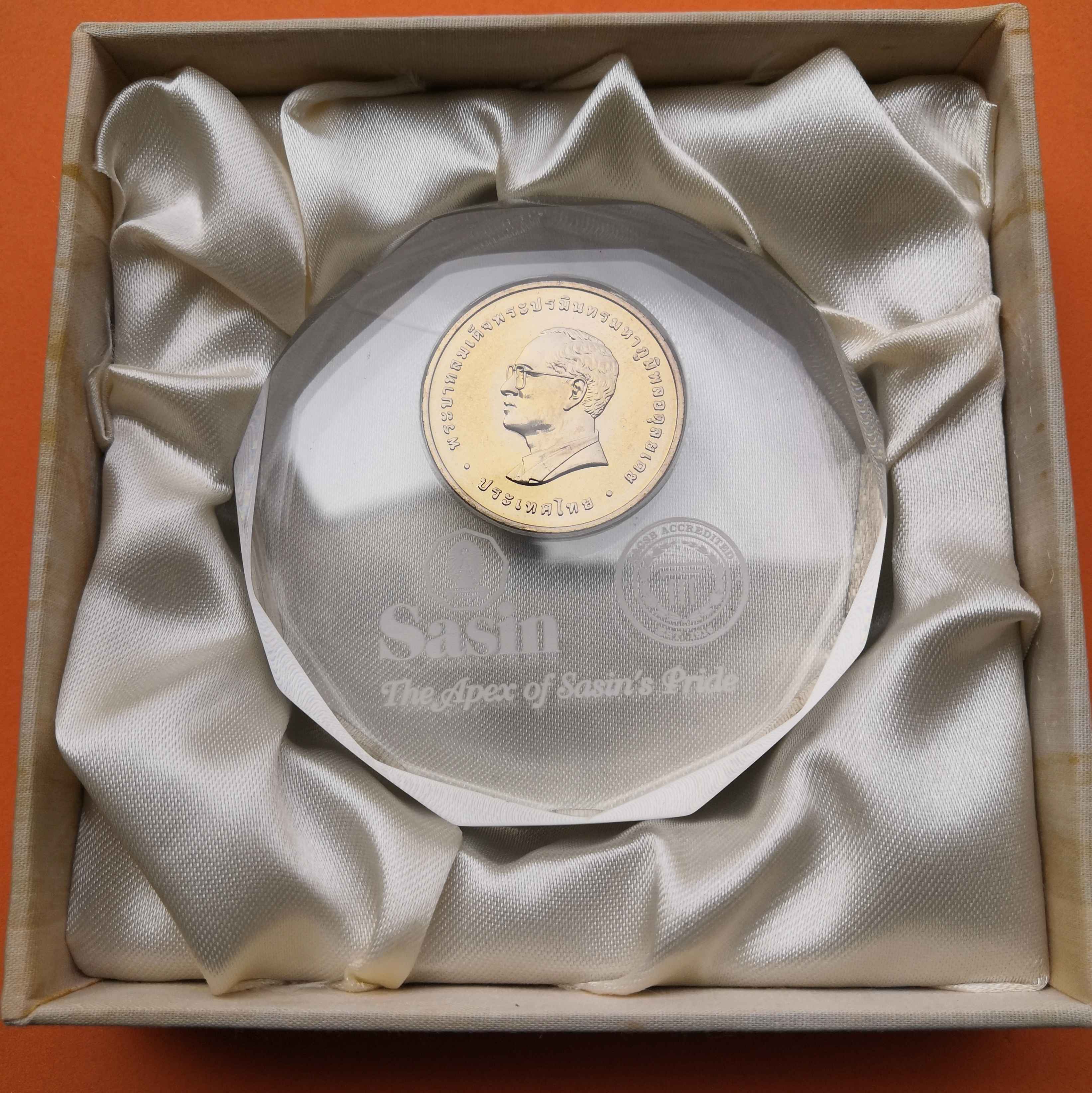 แท่นอะคริลิค รางวัล The Apex of Sasin's Pride สถาบันบัณฑิตบริหารธุรกิจศศินทร์ ขนาดกว้าง 7.5 เซน พร้อมกล่องเดิม