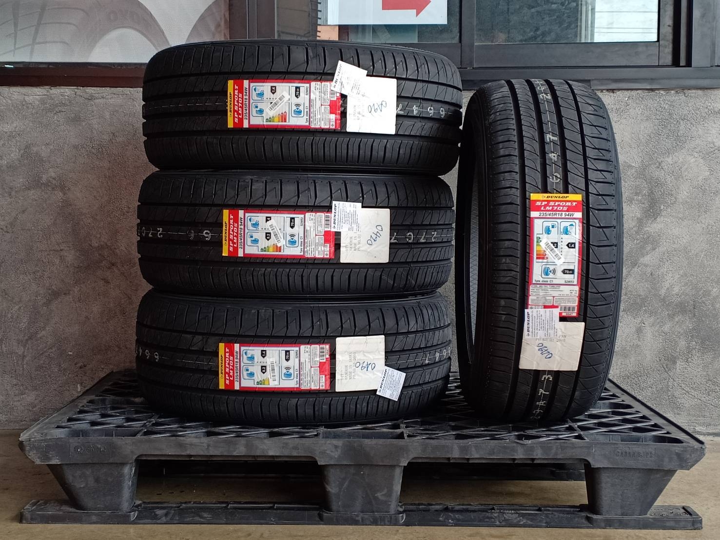 DUNLOP 235/45R18 SP SPORT LM705 ราคาพิเศษ