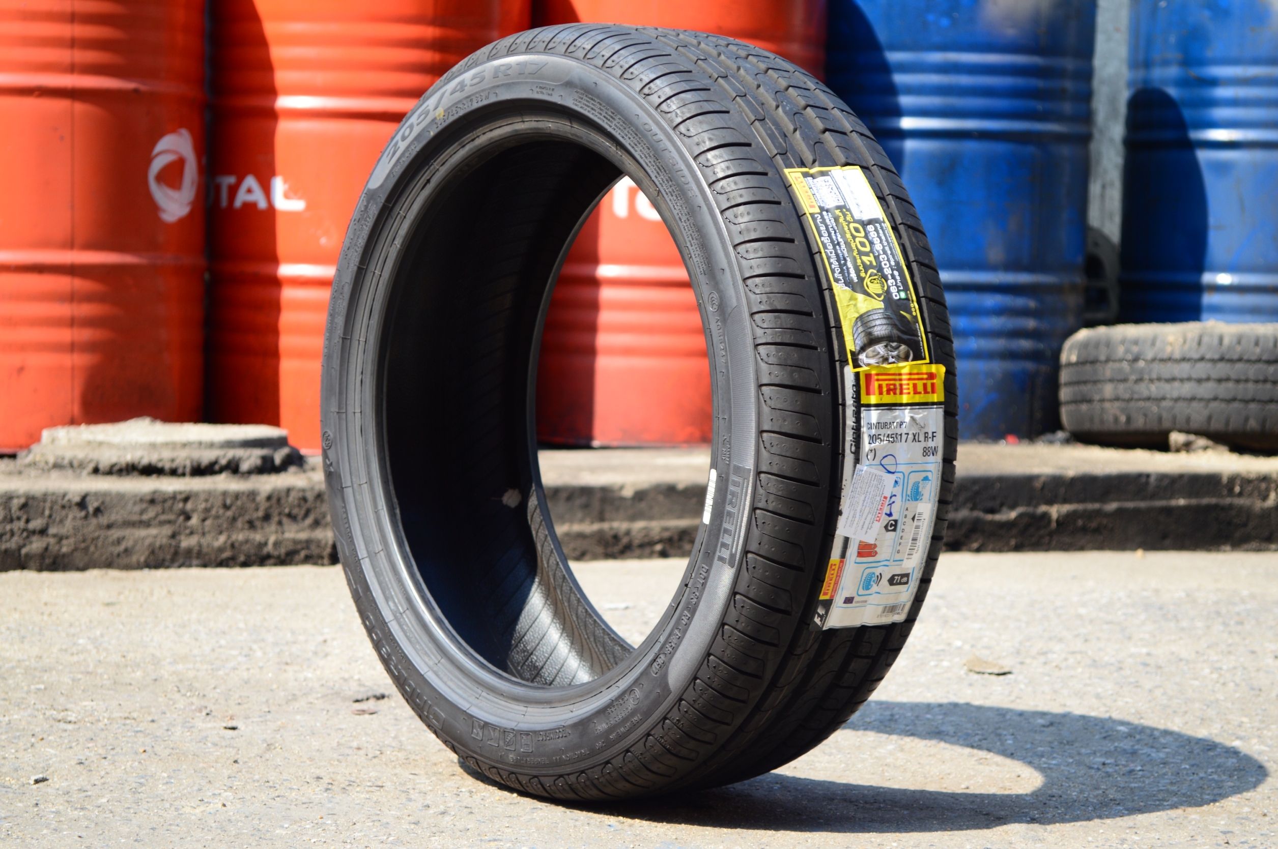 PIRELLI CINTURATO P7 205/45-17 88W XL เส้น 7500 บาท ( runflat) ปี17