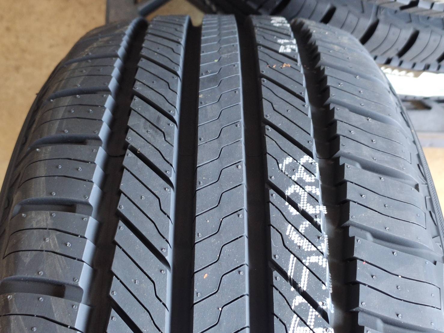 YOKOHAMA 225/50R18 95V G058 MAXLOAD 690KG THAILAND