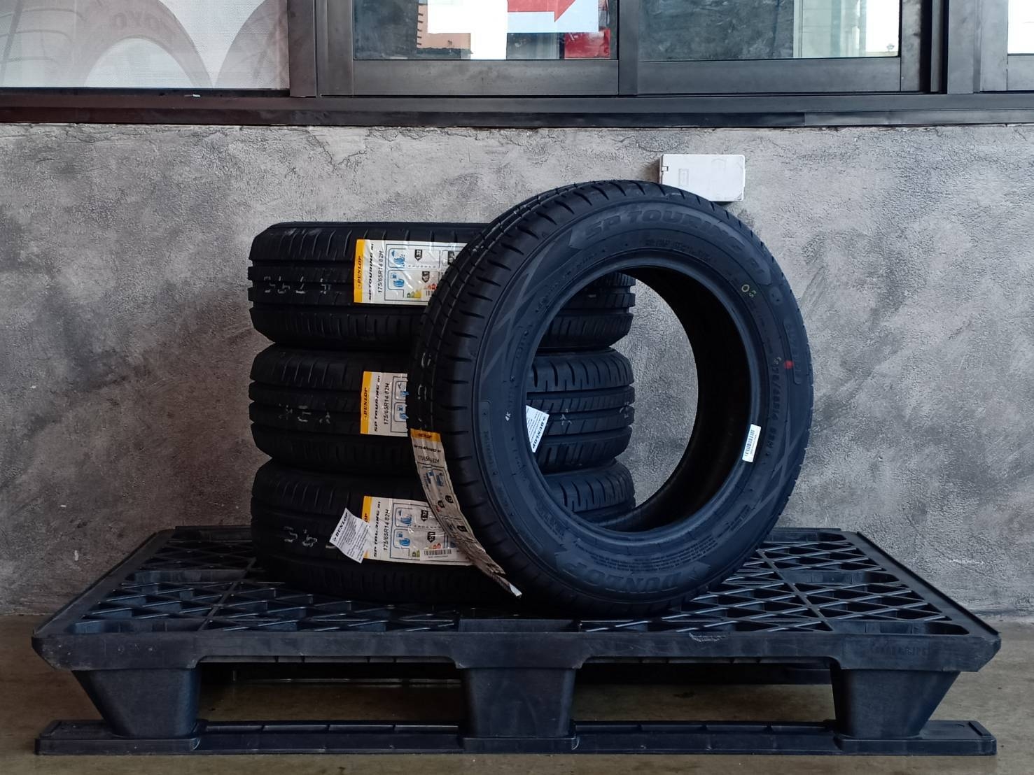 DUNLOP 175/65R14 SP TOURING R1 82H MADE IN INDONESIA
