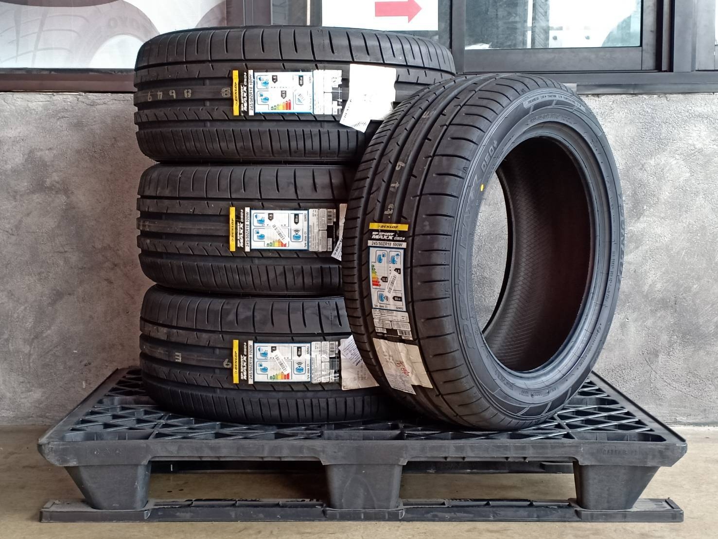 DUNLOP SP SPORT MAXX050 PLSU 245/50ZR18 100W JAPAN