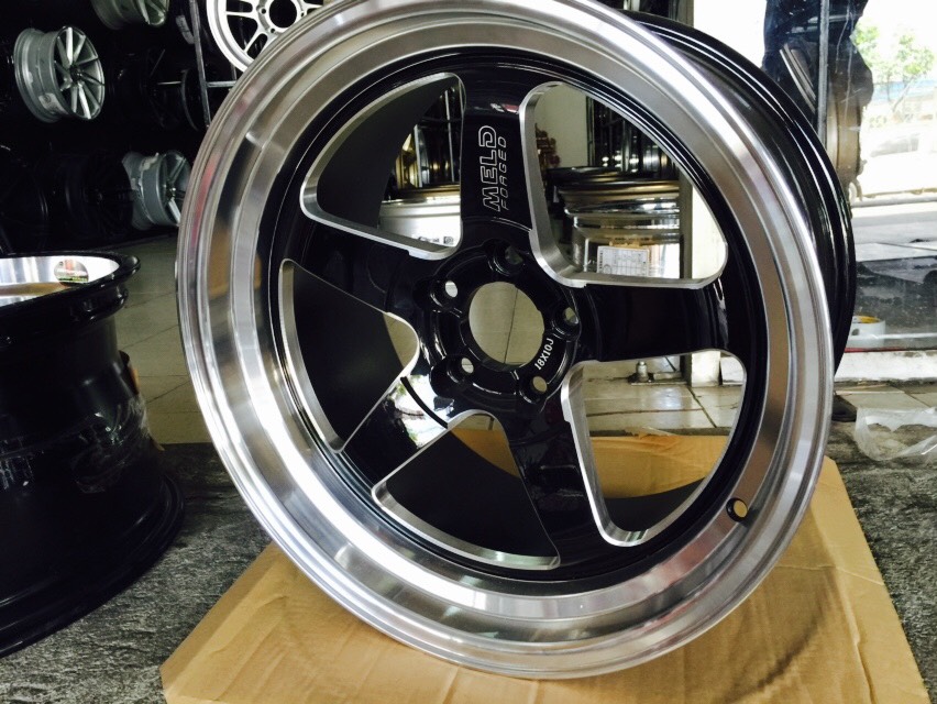 #แนะนำล้อแฟชั่น #คุณภาพจากโรงงาน #ราคาสุดคุ้ม Model:WLED 215 Size:18x10-11 inch Offset:+20 pcd:5x114.3 Center Bore:73.1 mm Color:BLACK/SPOKE/MC-WINDOW/LIP