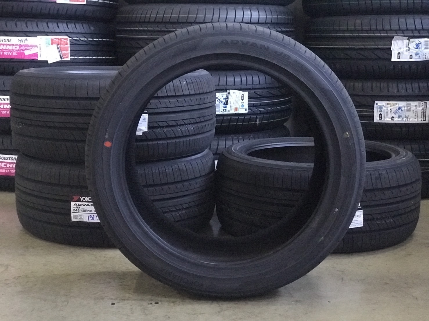 YOKOHAMA V552 245/40-18 ปี19 ราคาพิเศษ