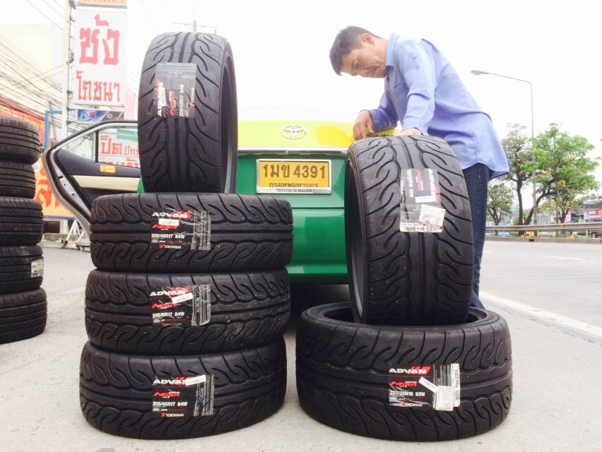 YOKOHAMA AD08R 225/40R18