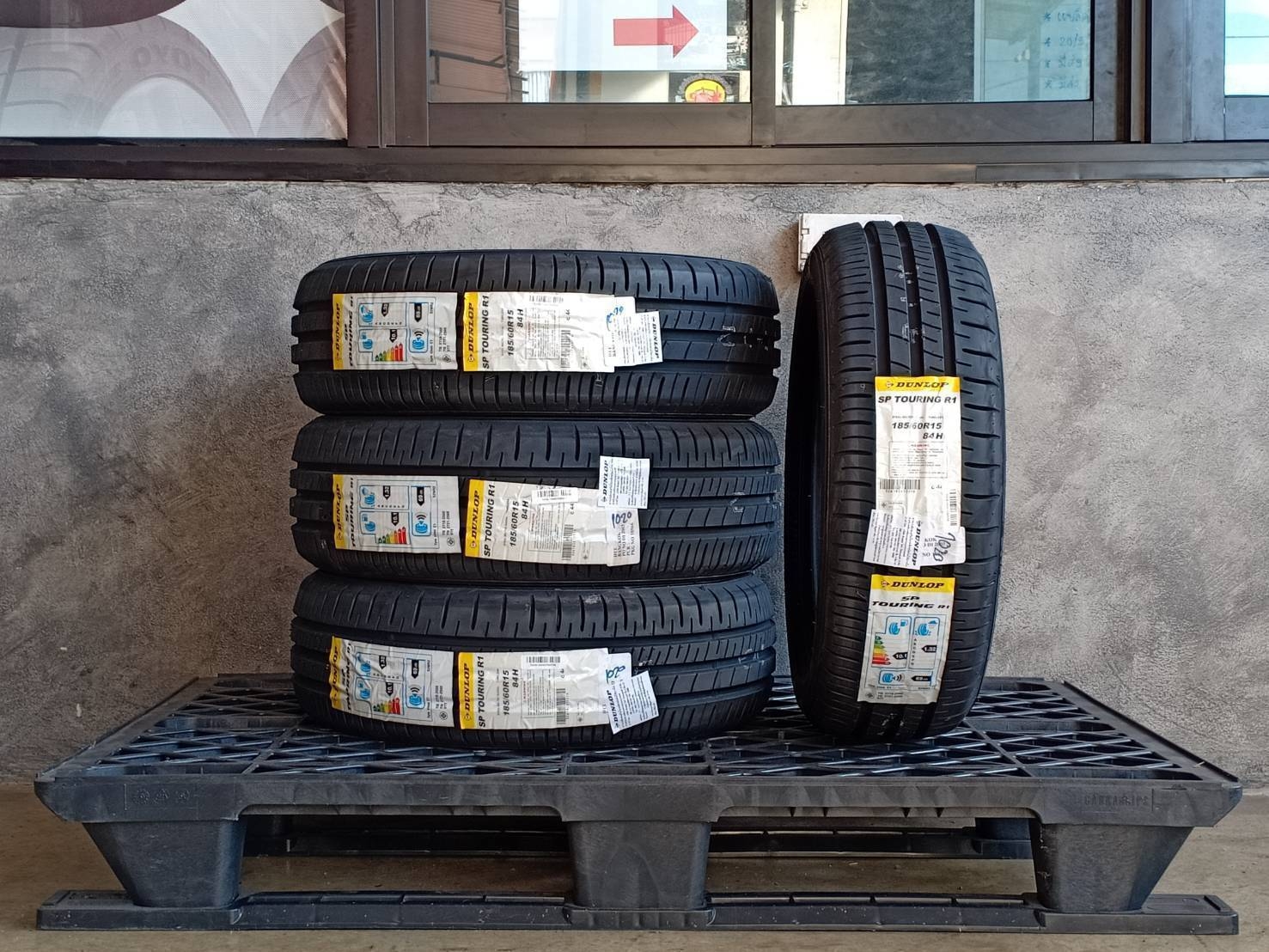 DUNLOP 185/60R15 SP TOURING R1 84H MADE IN INDONESIA