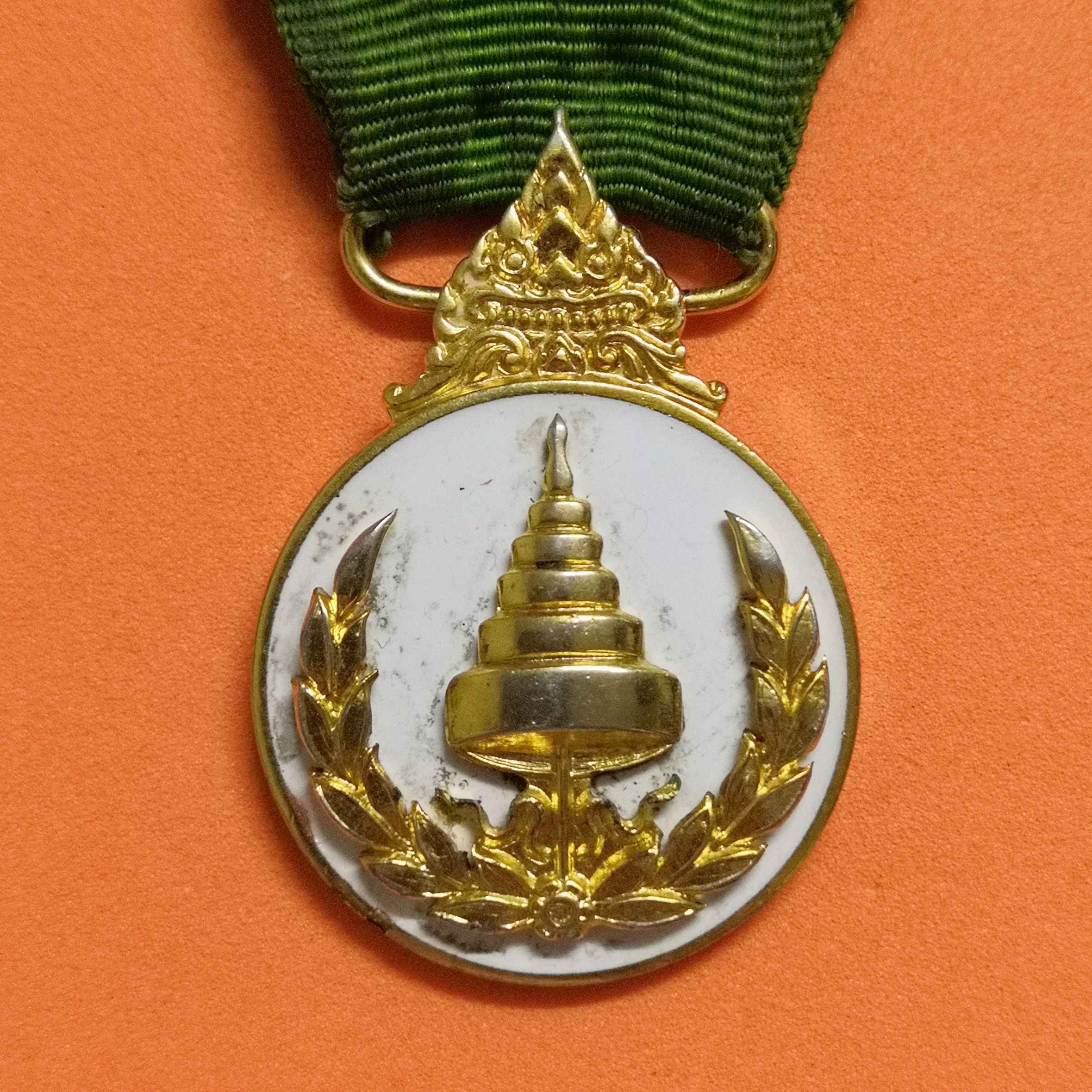 เหรียญสมนาคุณ องค์การสงเคราะห์ทหารผ่านศึก ในพระบรมราชูปถัมภ์ ขนาดกว้าง 2.7 เซน (เข็มด้านหลังชำรุดครับ)