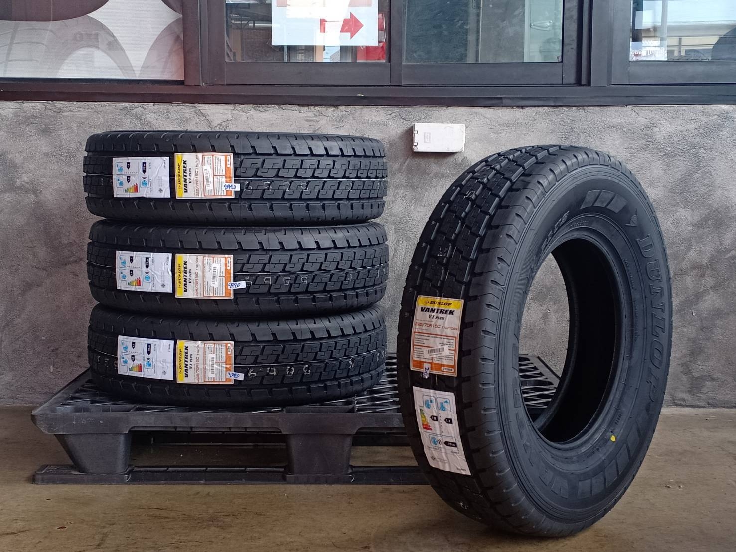 DUNLOP 225/75R15 VANTREK V1 PLUS 110/108Q MADE IN THAILAND