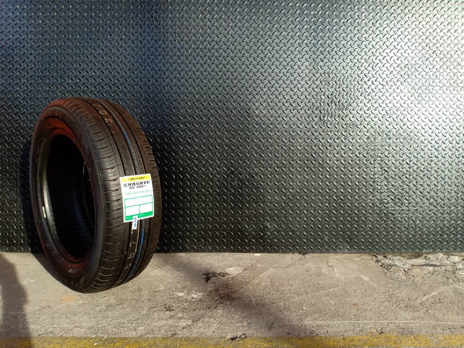 #แนะนำยางรถ #ขอบ16 #ราคาสุดคุ้ม #รถเก๋งเล็ก DUNLOP ENASAVE EC300+ Size:195/60R16 ปี19 (MADE IN THAILAND)