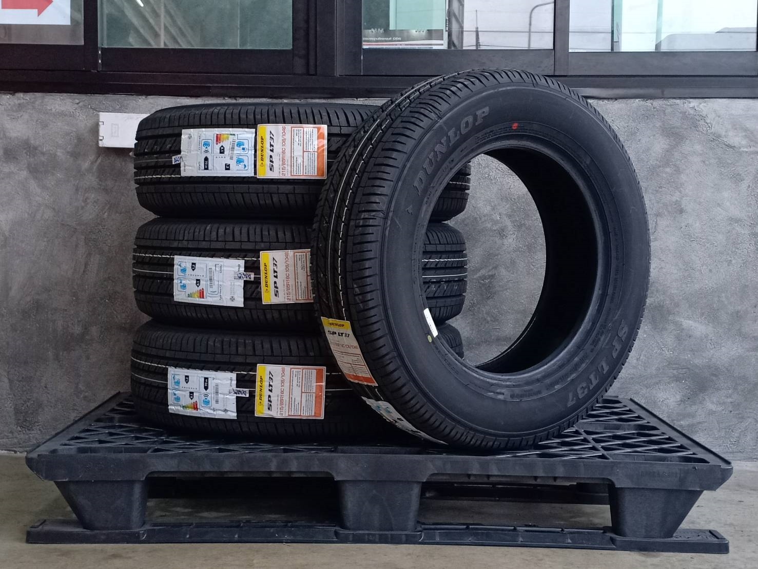 DUNLOP 215/65R16 SP LT37 106/104S MADE IN THAILAND