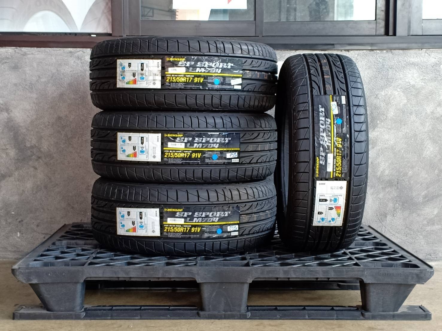 DUNLOP 215/50R17 SP SPORT LM704 91V MADE IN THAILAND