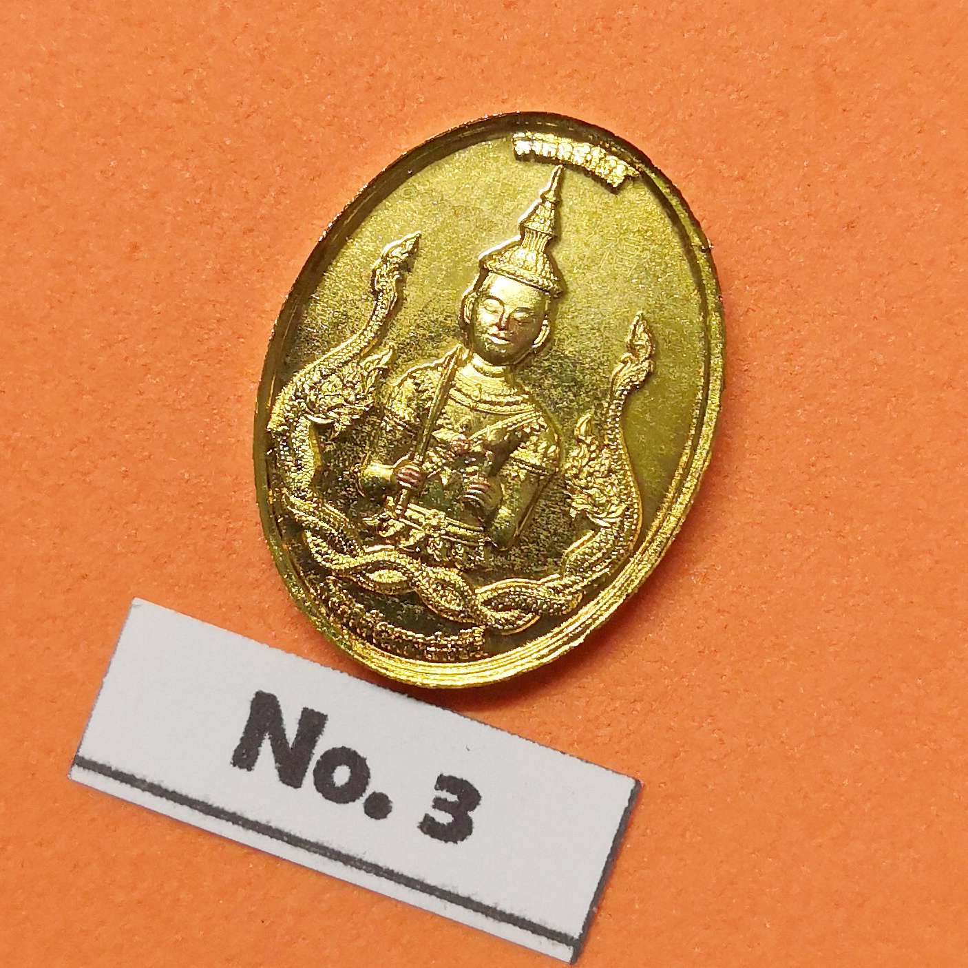 เหรียญพิมพ์เล็ก สูง 2 เซน พระเศรษฐี พระคลังมหาสมบัติ หลัง พระเศรษฐีนวโกฎิ รุ่นมงคลสวัสดิ์ วัดมงคลสวัสดิ์ ชลบุรี มหามงคลที่ระลึกประจําปี 2565 โดยอาจารย์ ลักษณ์ เรขานิเทศ สถาบันพยากรณ์ศาสตร์ เนื้อกะไหล่ทอง พร้อมกล่องเดิม