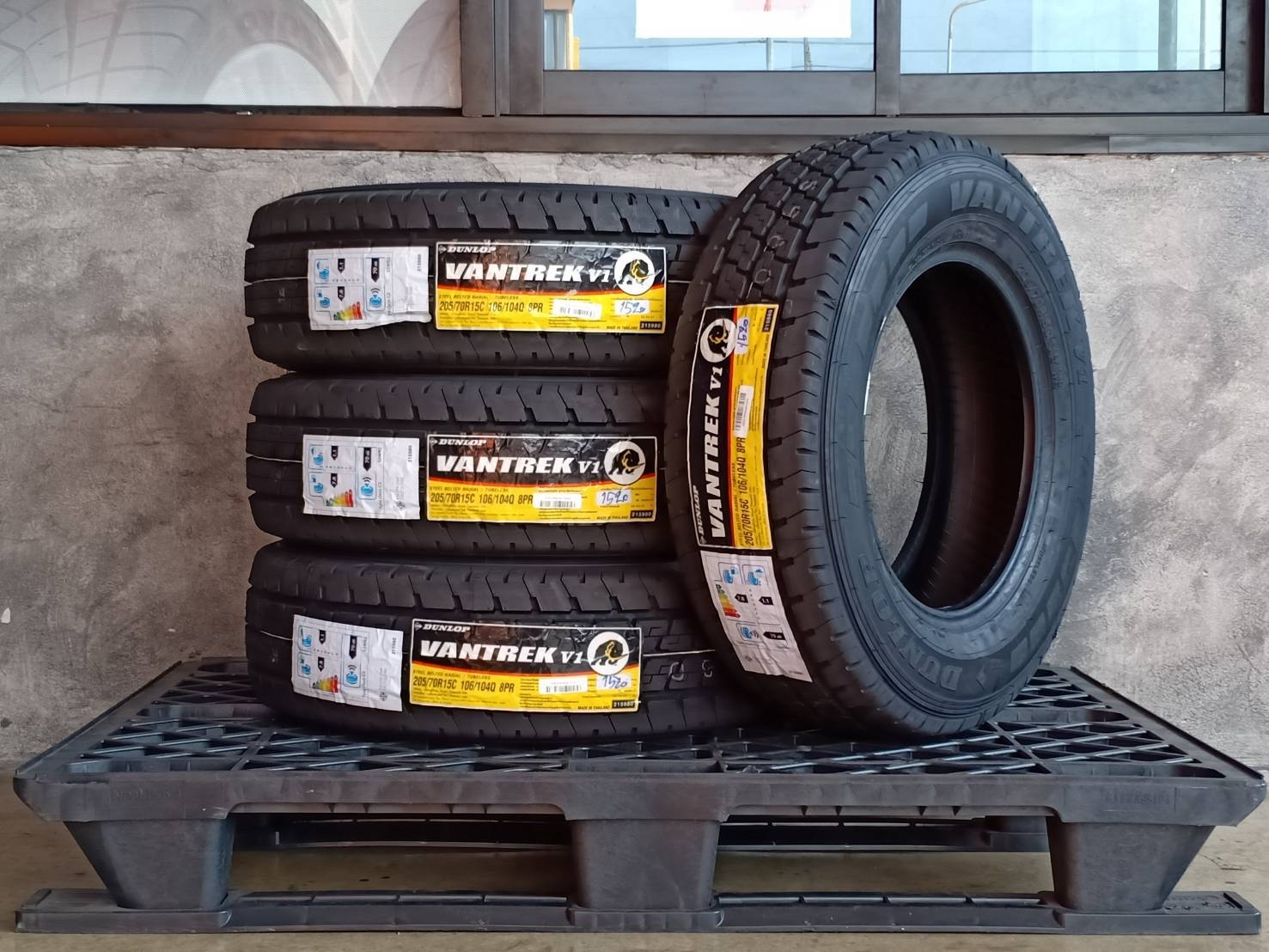 DUNLOP 205/70R15 VANTREK V1 106/104Q 8PR MADE IN THAILAND