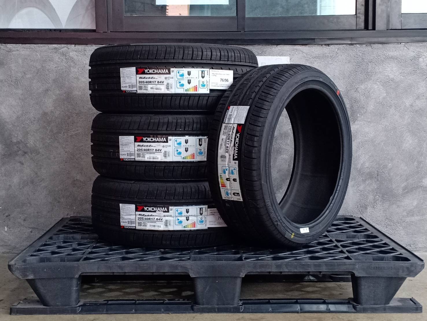 YOKOHAMA BLUEARTH-ES ES32 205/40R17 84V JAPAN