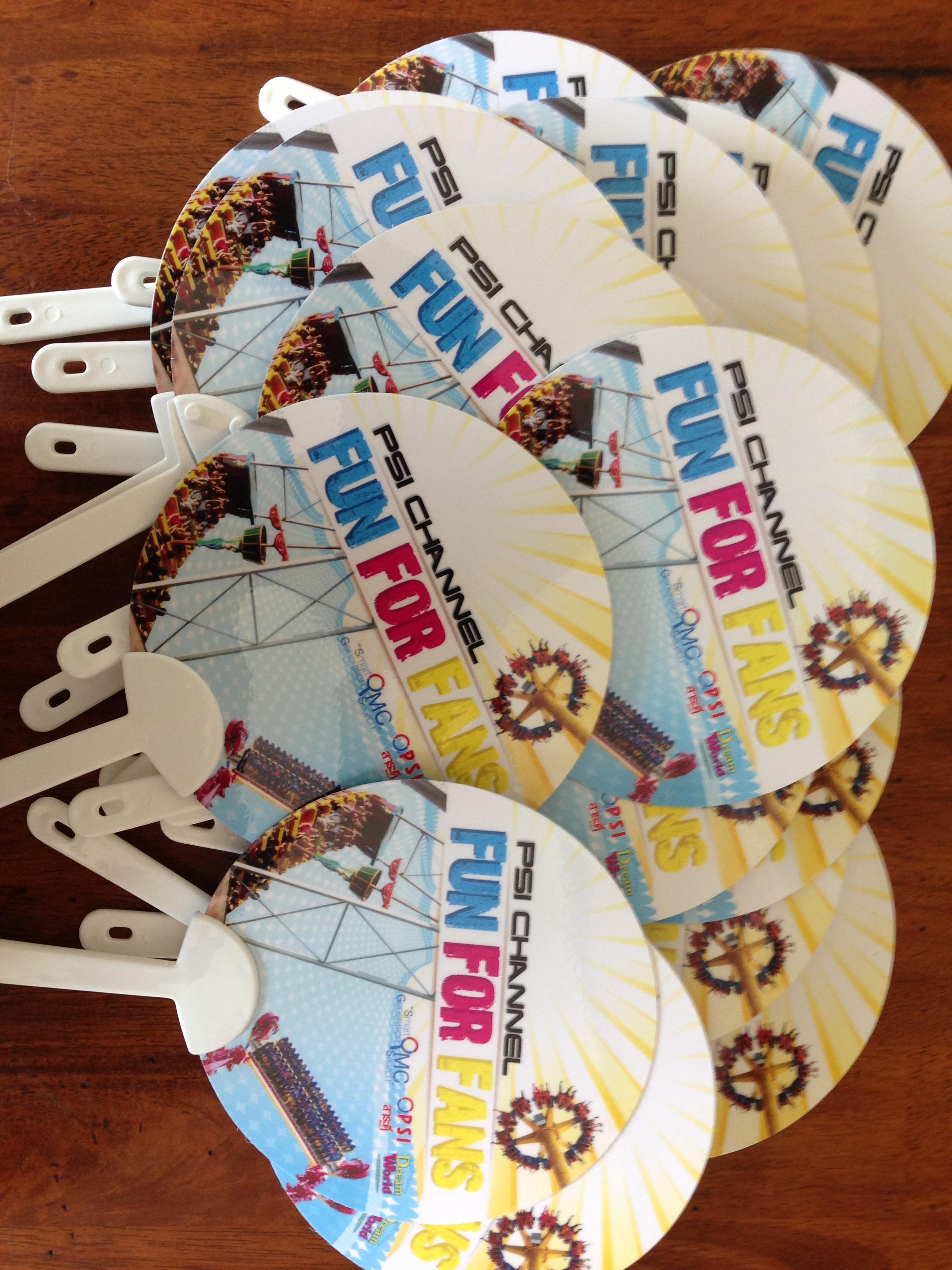 พัด Fan รับผลิตพัดพลาสติก พัดโบก พัดวงกลม สกรีนโลโก้ 4สีออฟเซต