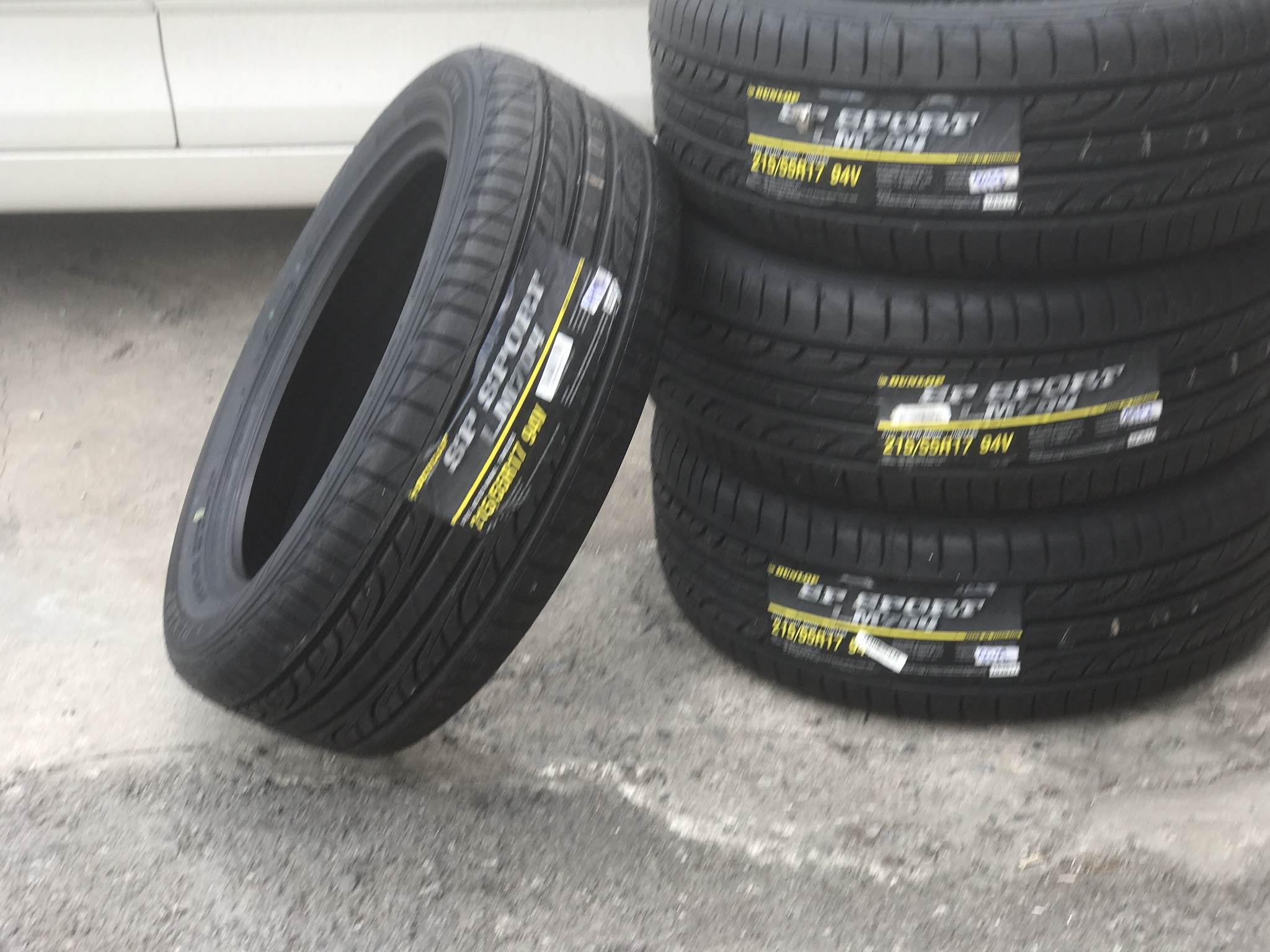 DUNLOP LM704 215/55-17 ซื้อ2 แถมฟรีอีก2