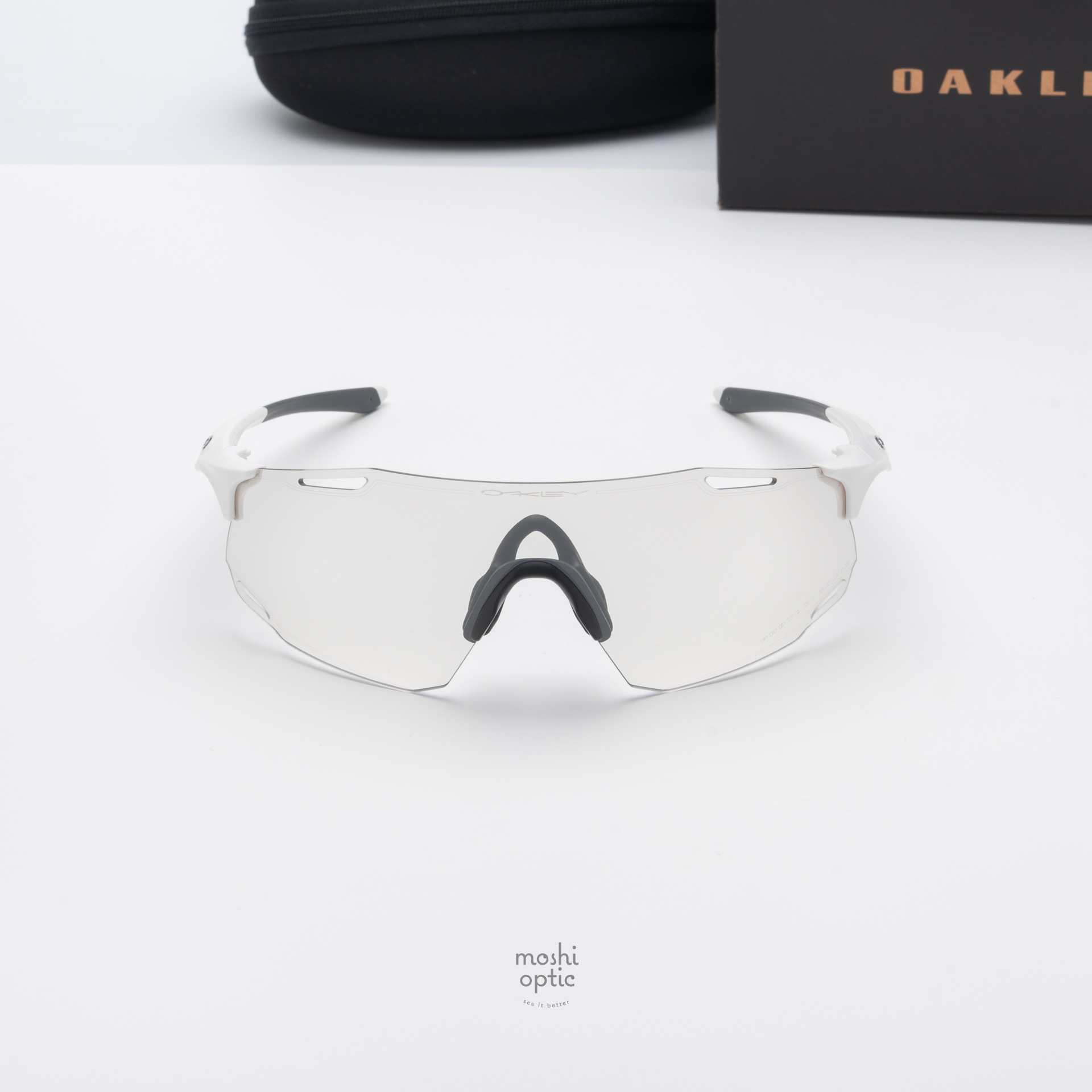 Oakley OO9513D-01 Cybr Dyno Matte White Clear to Black Iridium Photochromic