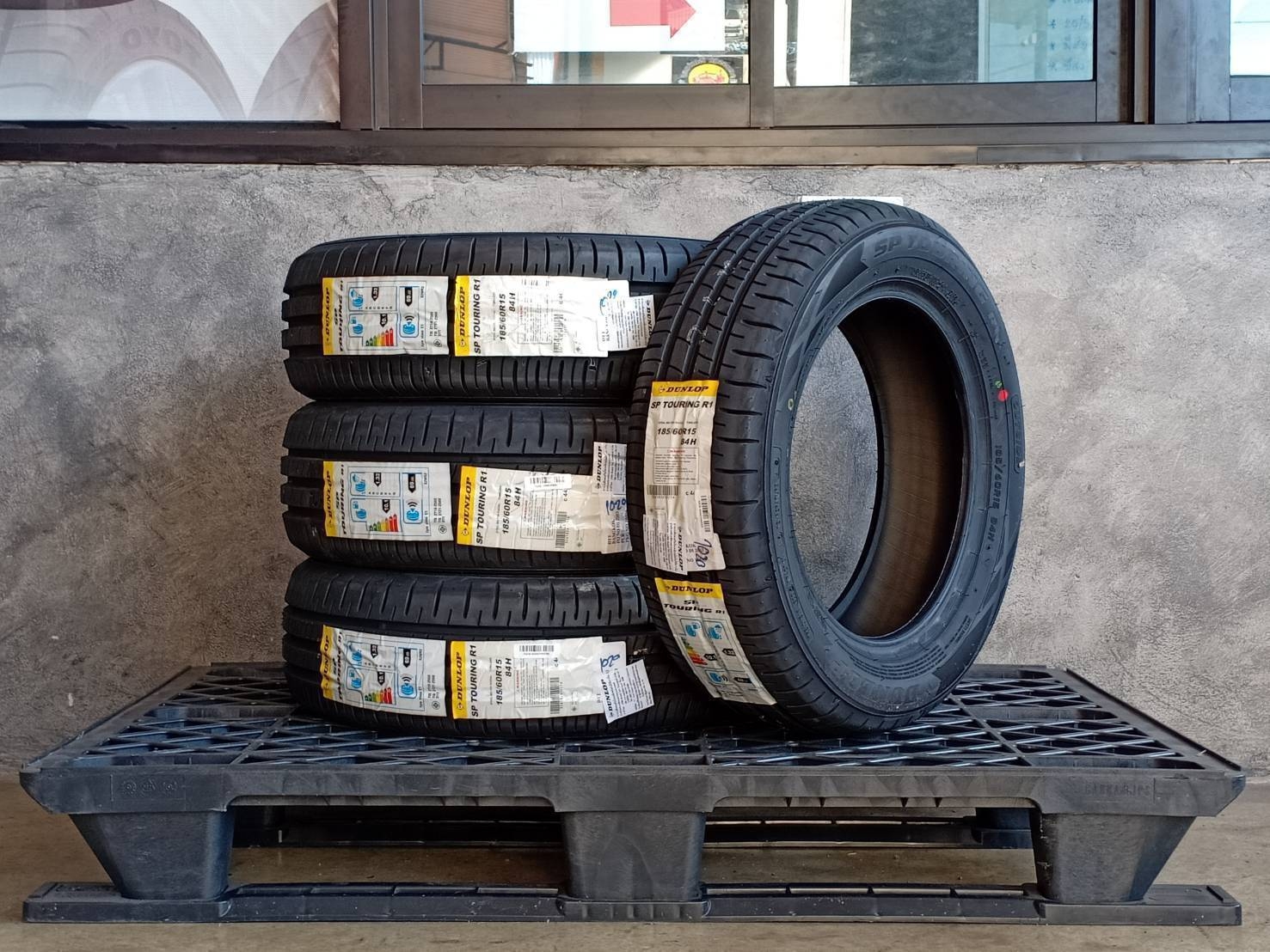 DUNLOP 185/60R15 SP TOURING R1 84H MADE IN INDONESIA