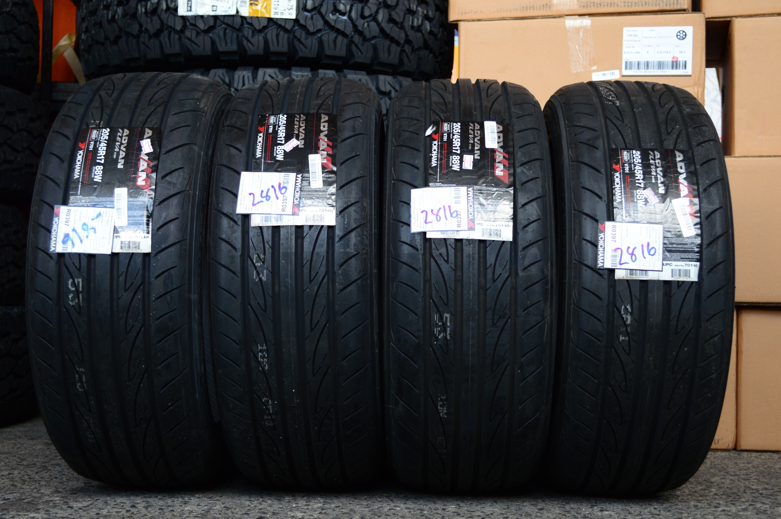 YOKOHAMA V701 205/45-17 เส้น 2500 ปกติ4800