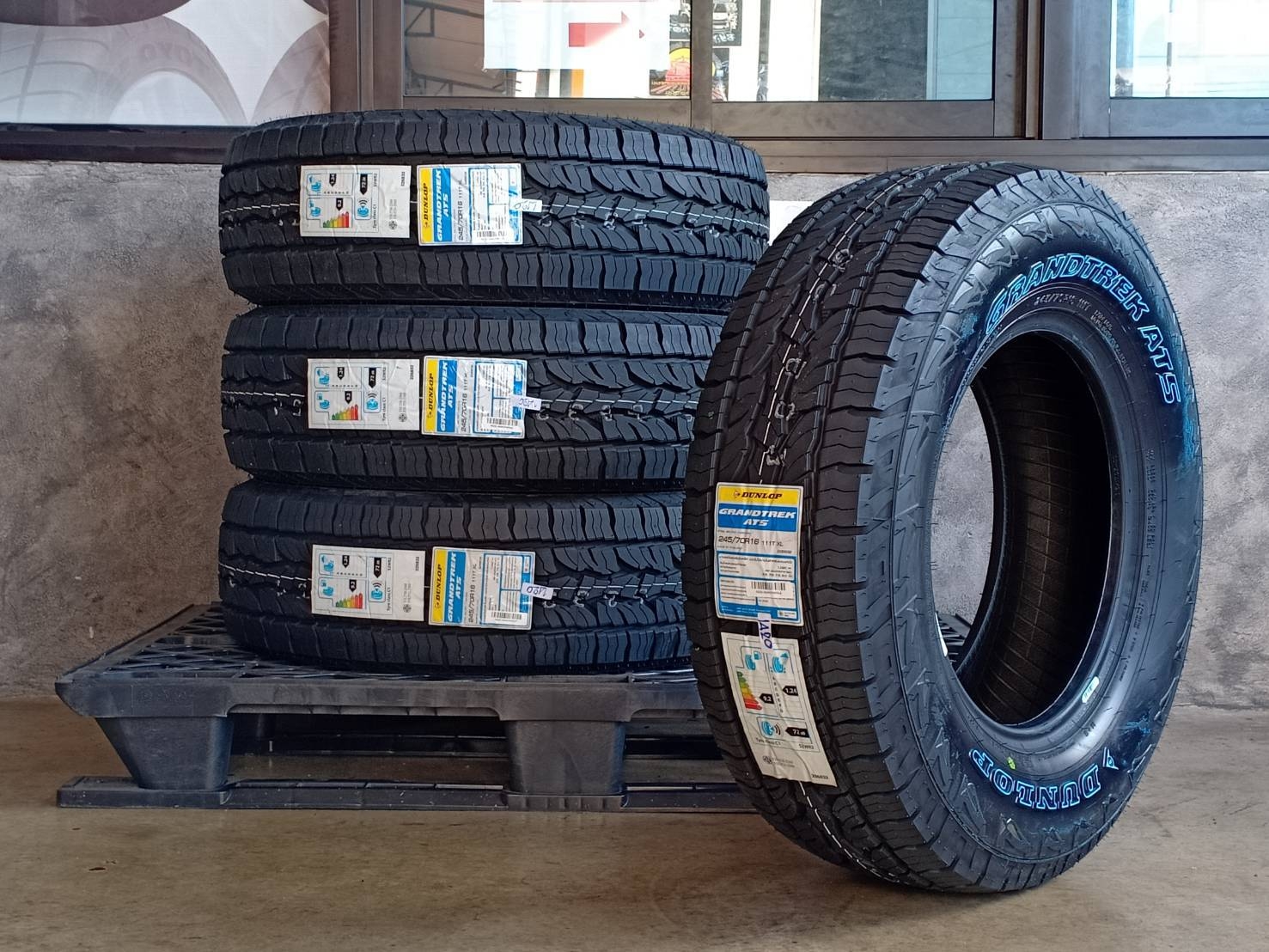 DUNLOP 245/70R16 GRANDTREK AT5 111T XL (ตัวหนังสือขาว) MADE IN THAILAND