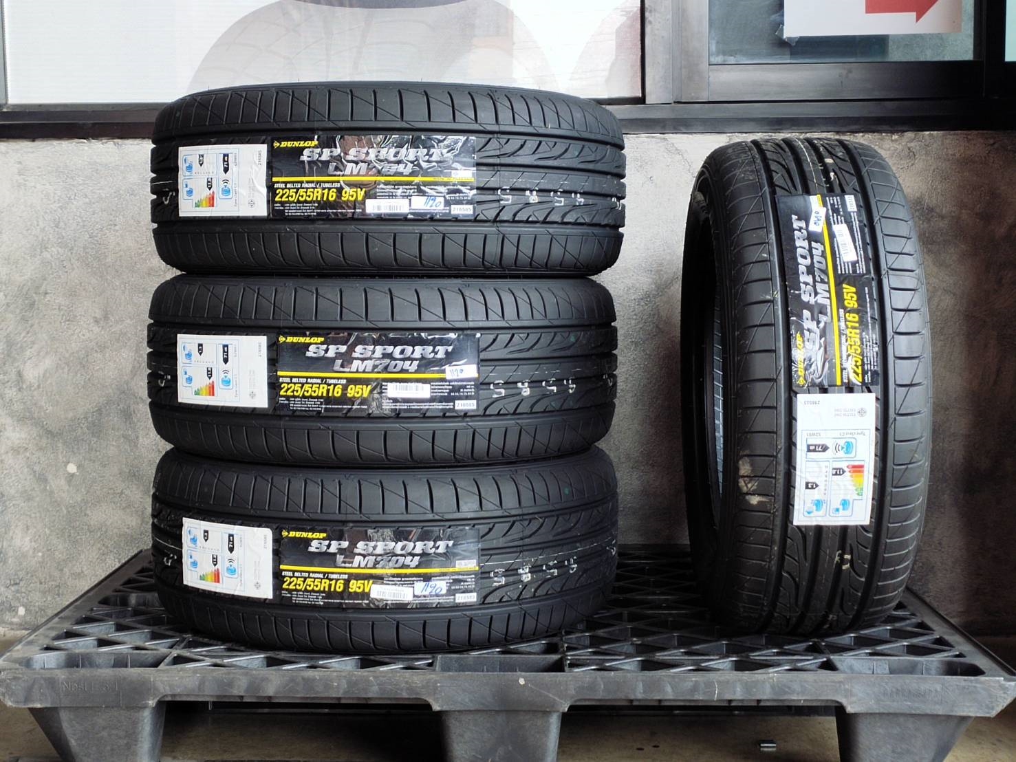 DUNLOP SP SPORT LM704 225/55R16