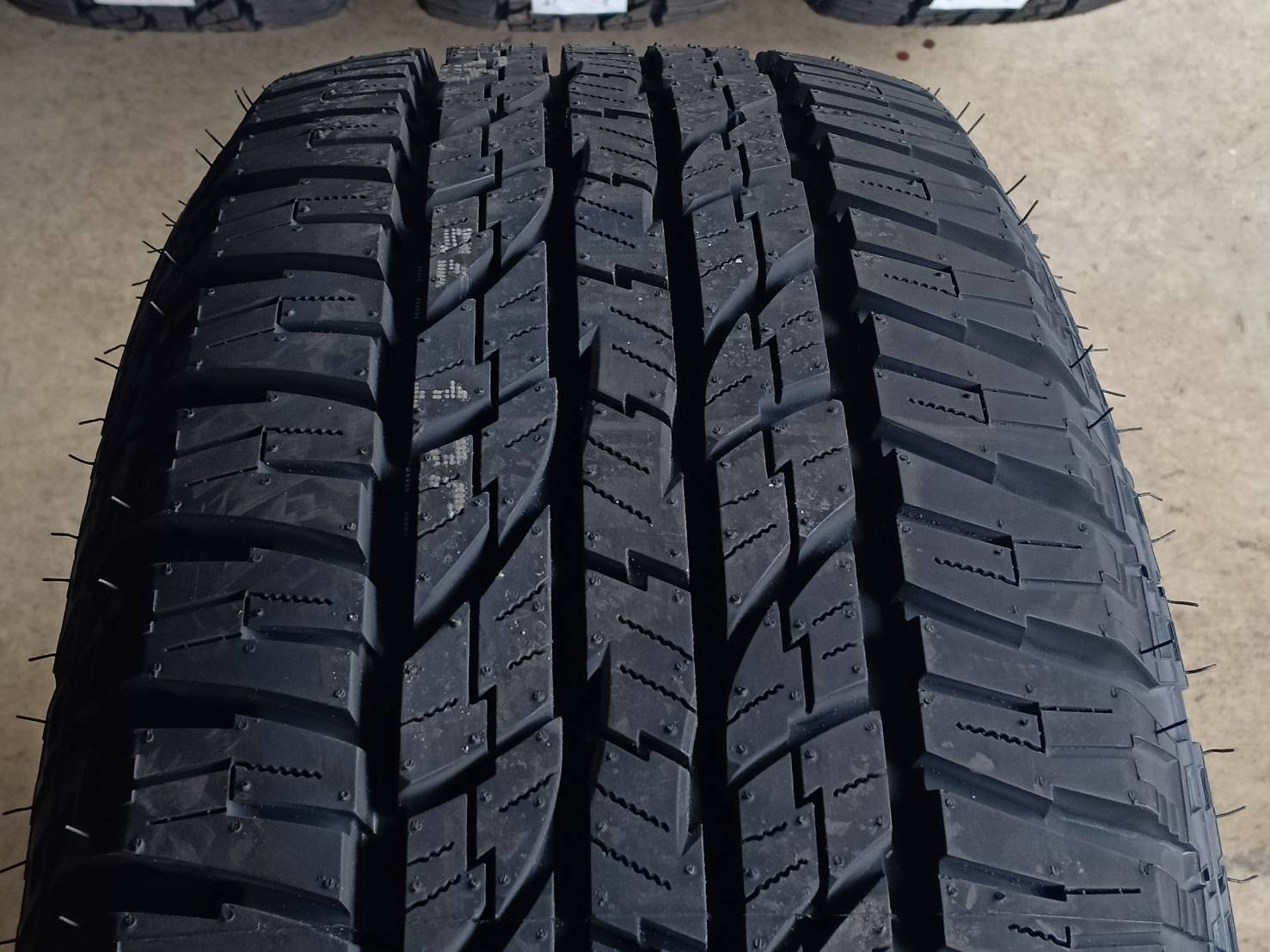 YOKOHAMA 265/65R17 GEOLANDAR A/T G015 110T (ตัวหนังสือขาว) MADE IN THAILAND