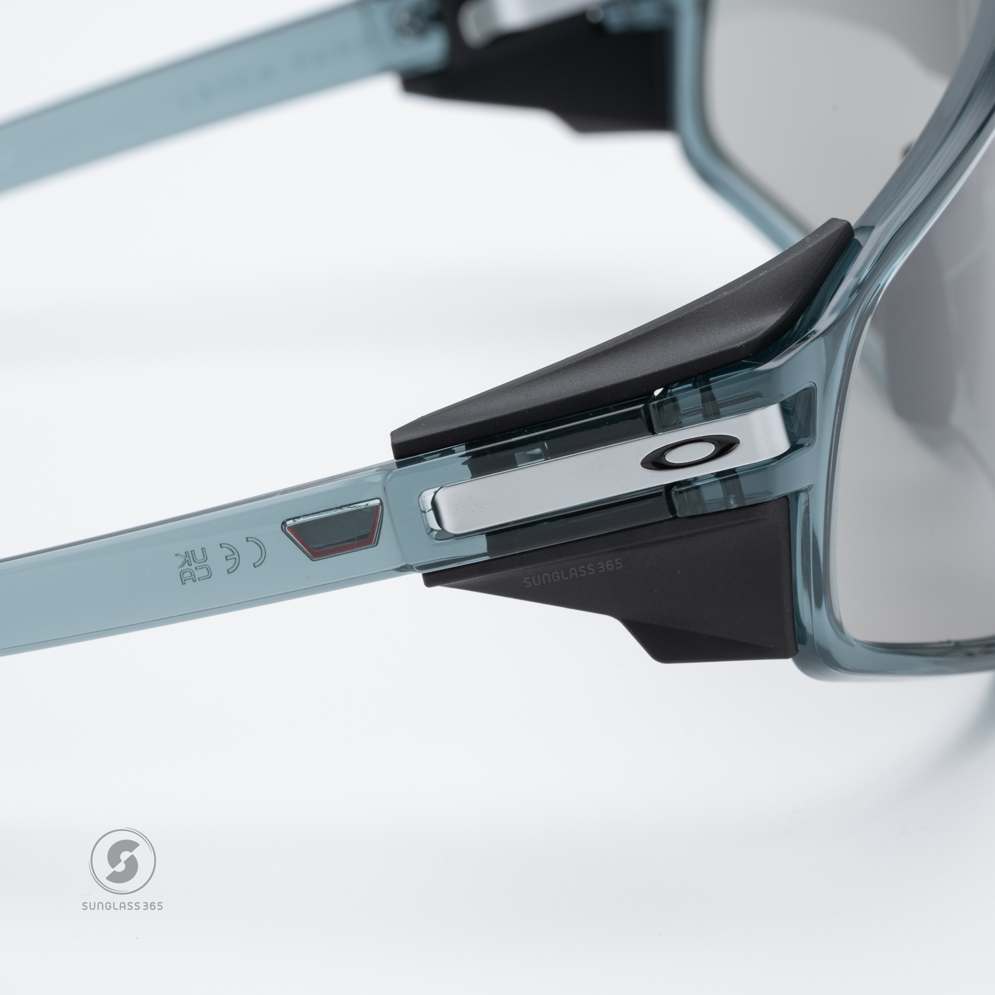 OAKLEY LATCH PANEL OO9404-13 Crystal Black Prizm Slate