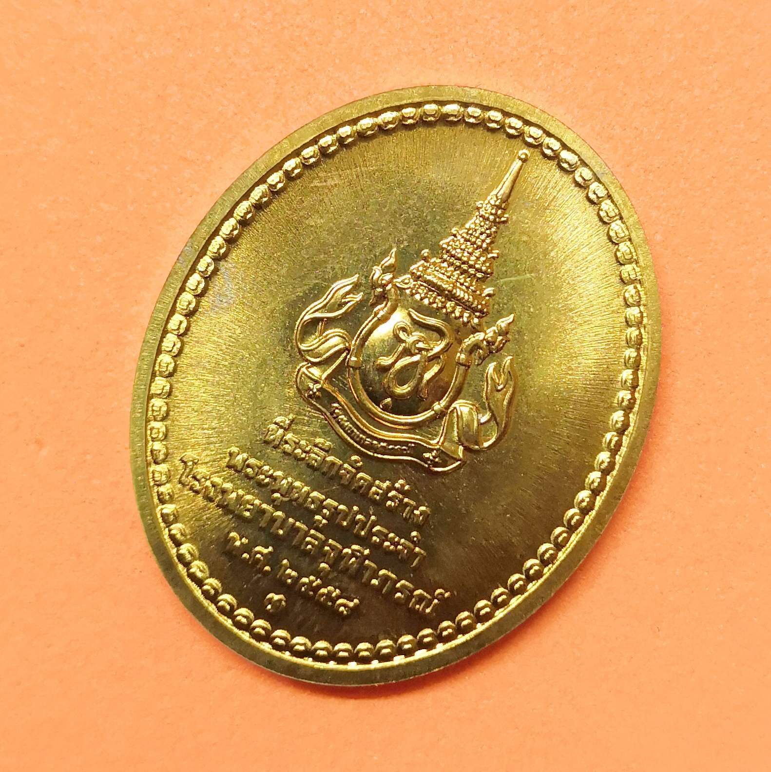เหรียญ พระพุทธสิรินาคเภษัชัยคุรุจุฬาภรณ์ (เหรียญพระพุทธโอสถ) ที่ระลึกจัดสร้างพระพุทธรูปประจำโรงพยาบาลจุฬาภรณ์ พ.ศ.2558 เนื้อทองเหลือง สูง 3 เซน พร้อมแพ็คเดิม
