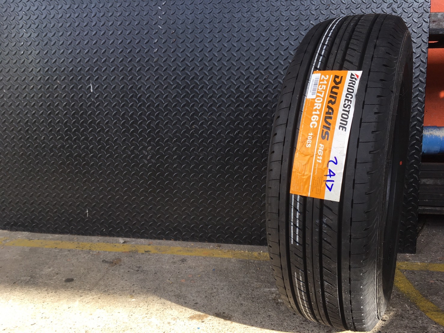 BRIDGESTONE R611 215/70-15
