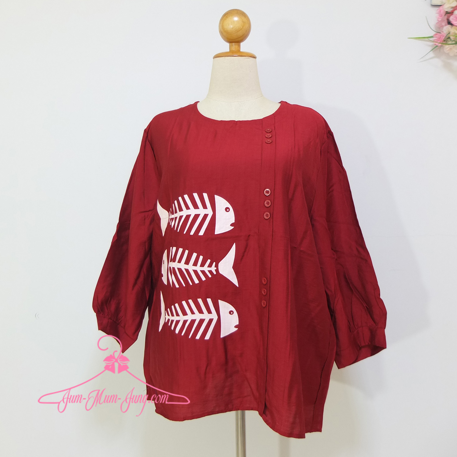 *อก50-52นิ้ว*เสื้อคนอ้วนแขน4ส่วนผ้าลินินสลาฟสีแดงสกรีนลายก้างปลา แต่งกระดุมด้านข้าง สวยเก๋น่ารักมากๆค่ะ