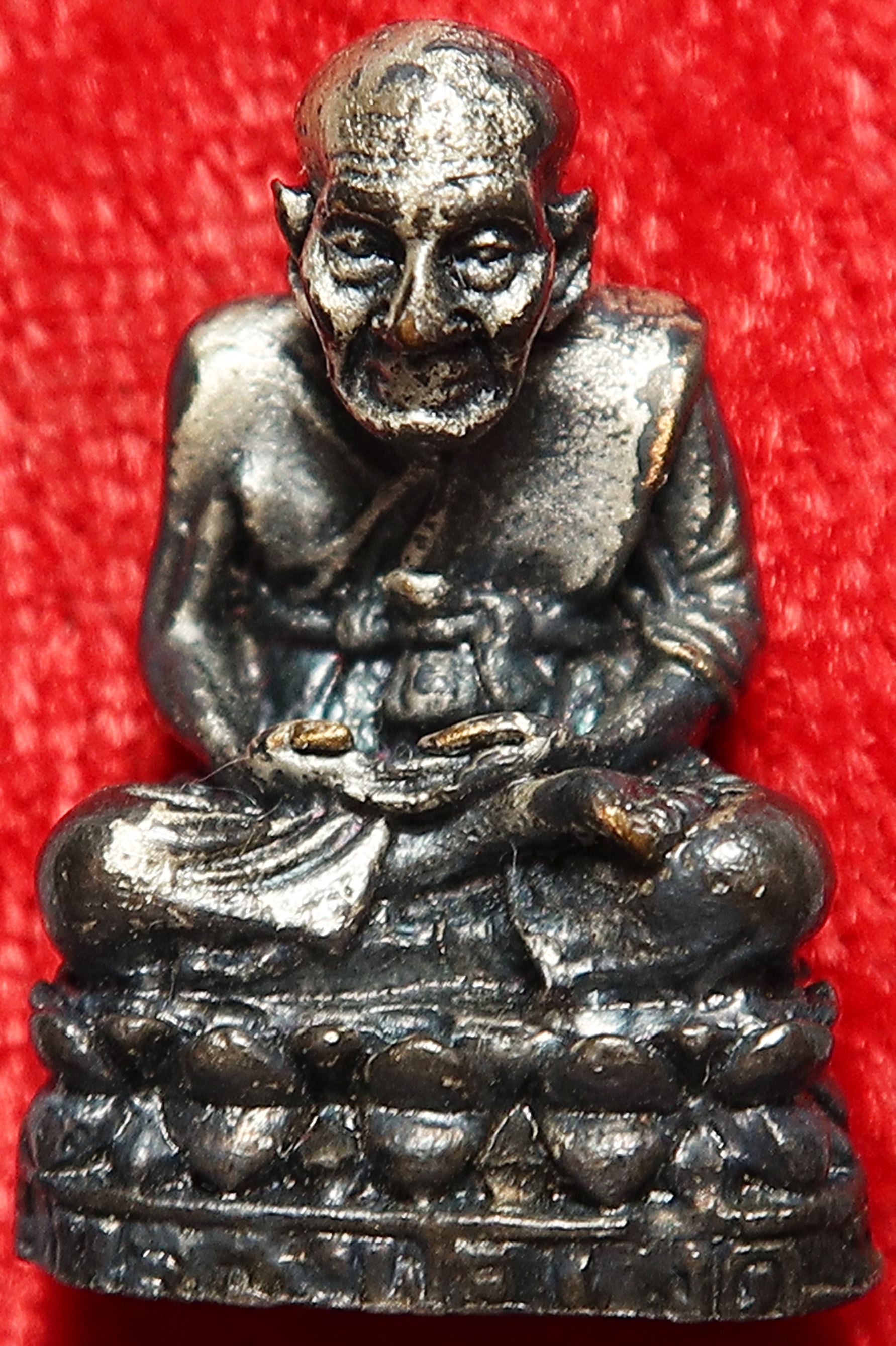 399 รูปหล่อ หลวงปู่ทวด วัดช้างให้ รุ่นจตุรภัทร เนื้อเงิน ตอกโค๊ต ปี 2544