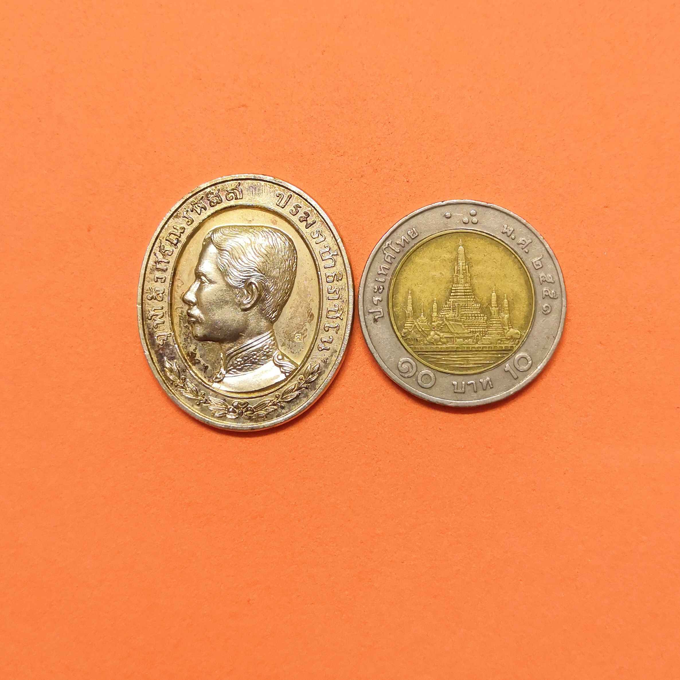 เหรียญ รัชกาลที่ 5 ทรงยินดี หลัง จปร รุ่นสร้างโรงเรียนธรรมวาที จ.ชลบุรี หลวงปู่ม่น ธมุมจิณุโณ วัดเนินตามาก ปลุกเสก ปี 2536 เนื้อกะไหล่เงิน สูง 3 เซน พร้อมกล่องเดิม