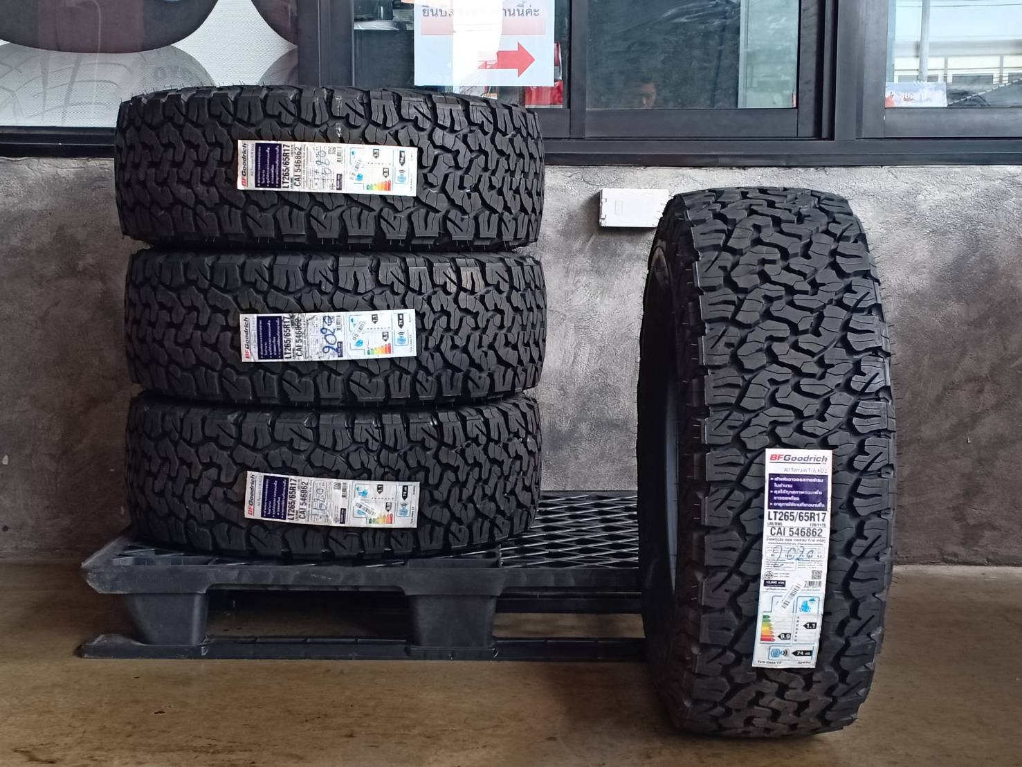 BF-GOODRICH 265/65R17 ALL TERRAIN T/A KO2 120/117S 10PR (ตัวหนังสือขาว) MADE IN THAILAND