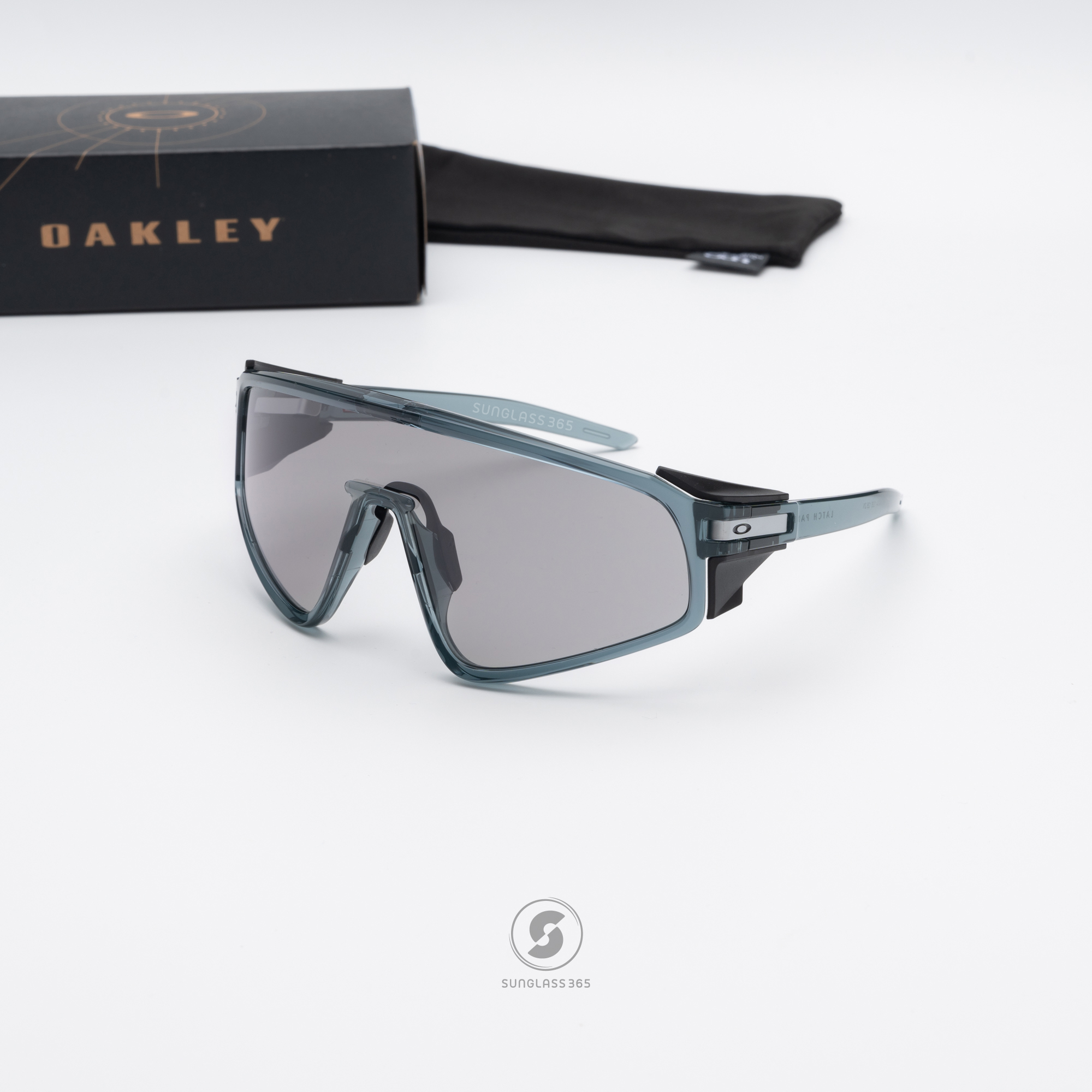 OAKLEY LATCH PANEL OO9404-13 Crystal Black Prizm Slate