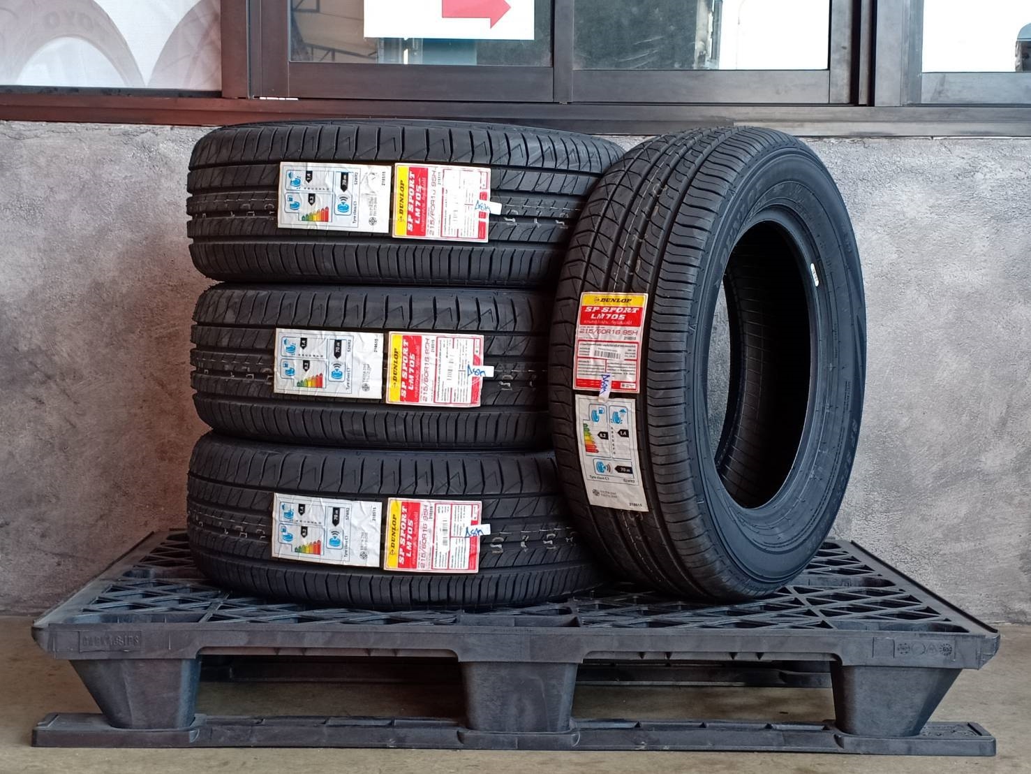 DUNLOP 215/60R16 SP SPORT LM705 95H MADE IN THAILAND